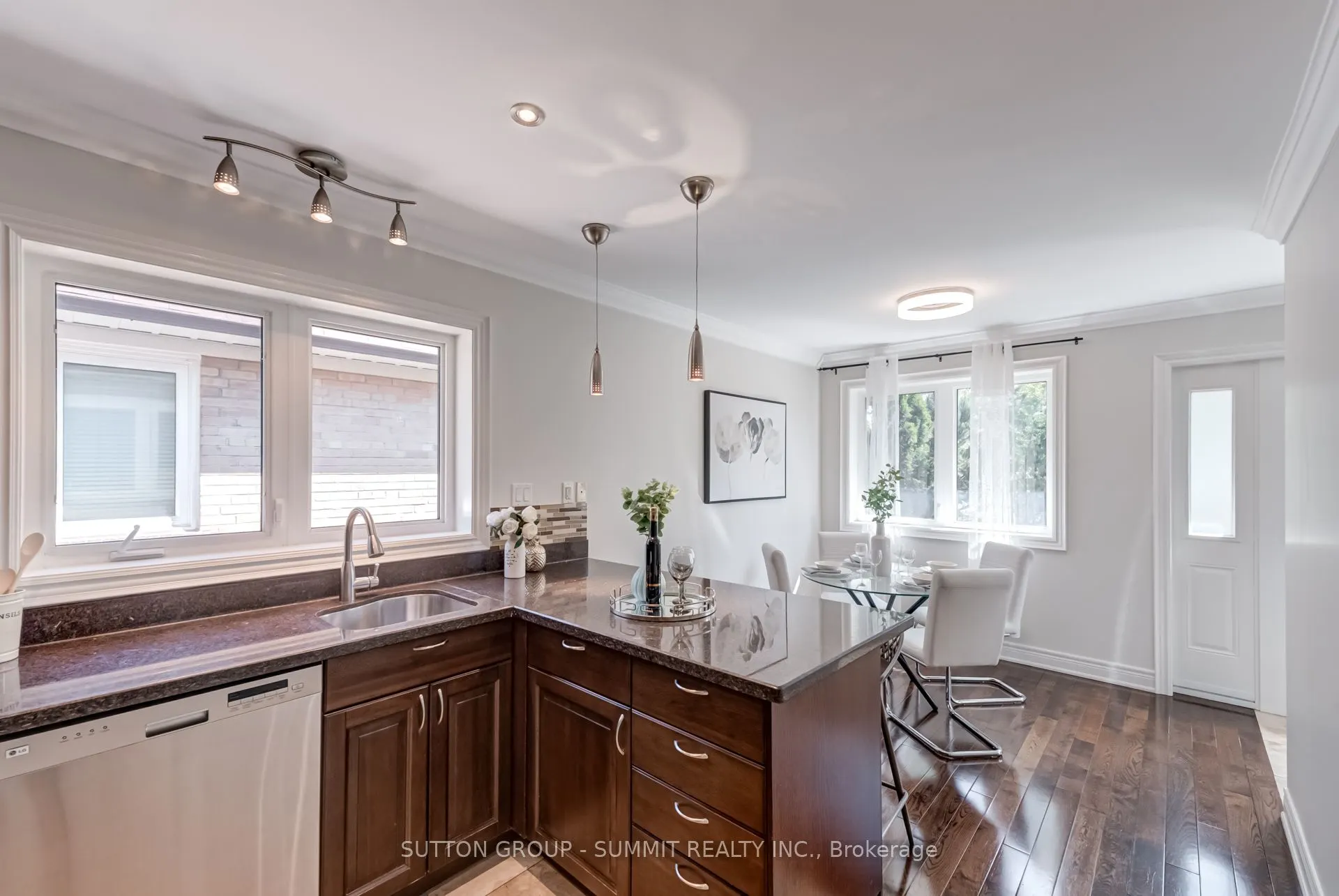 47 Rayside Drive S