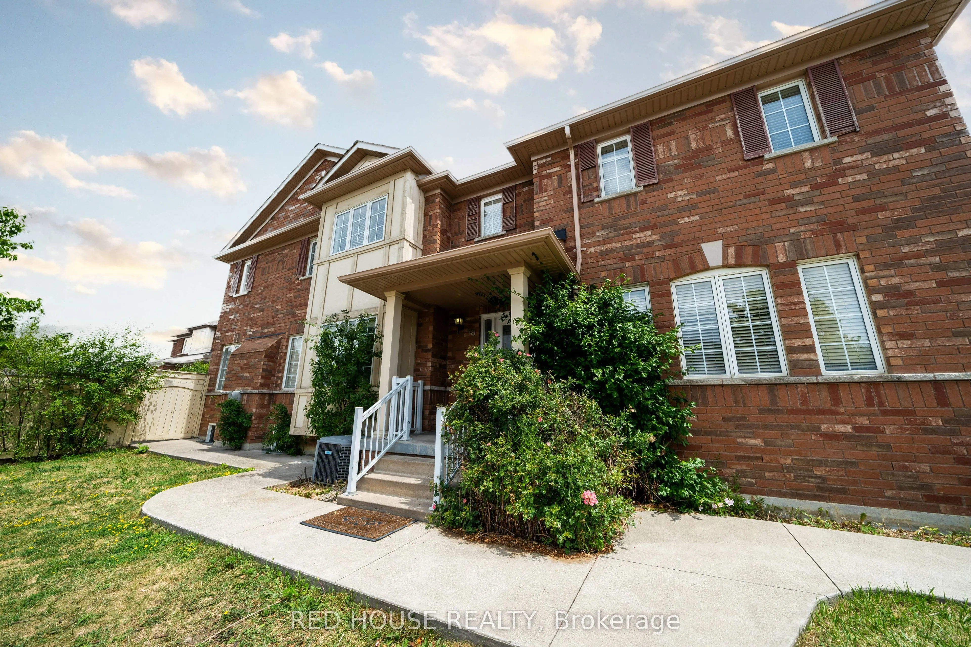 78 Passfield Trail