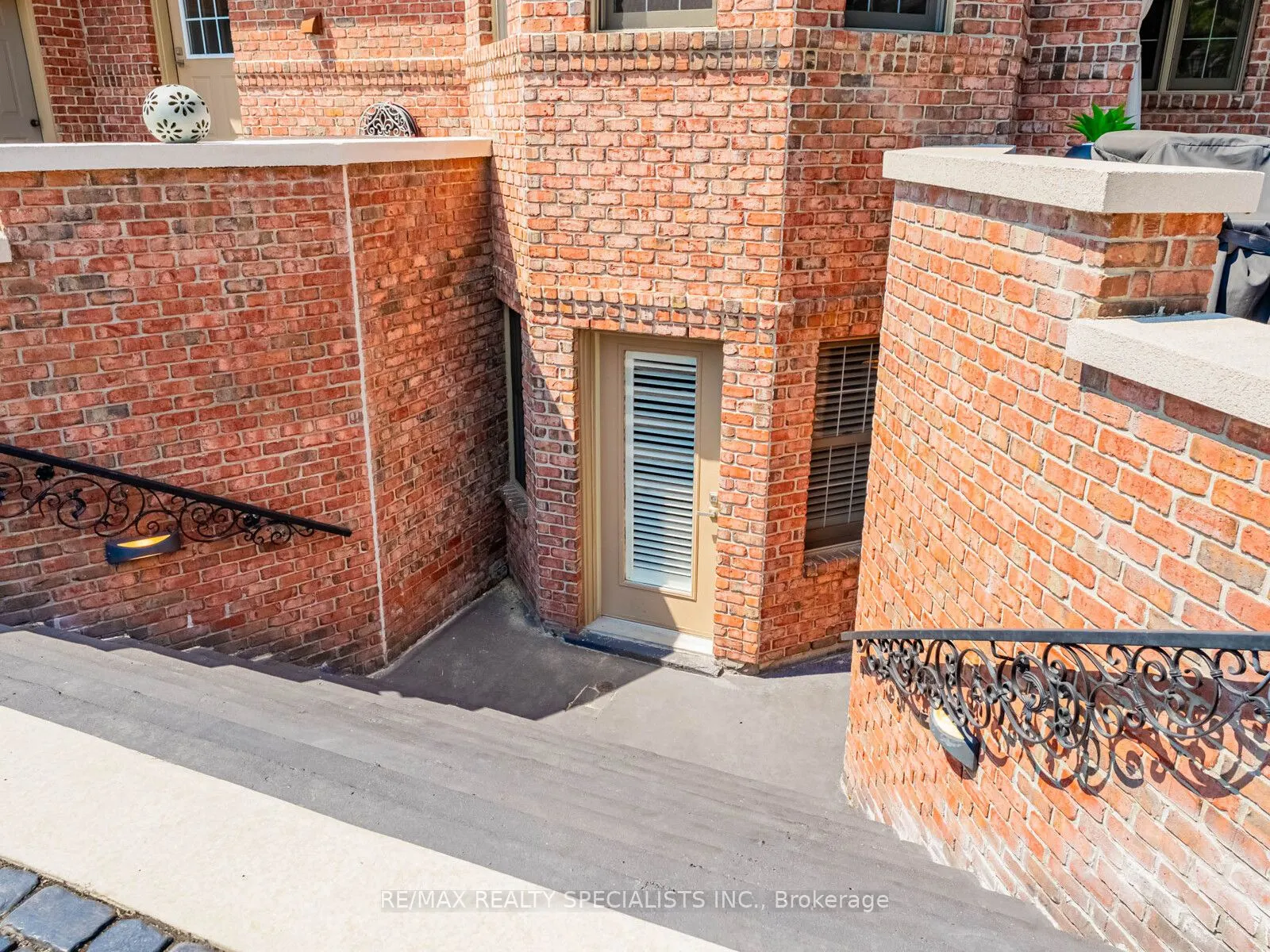 12 McMaster Street
