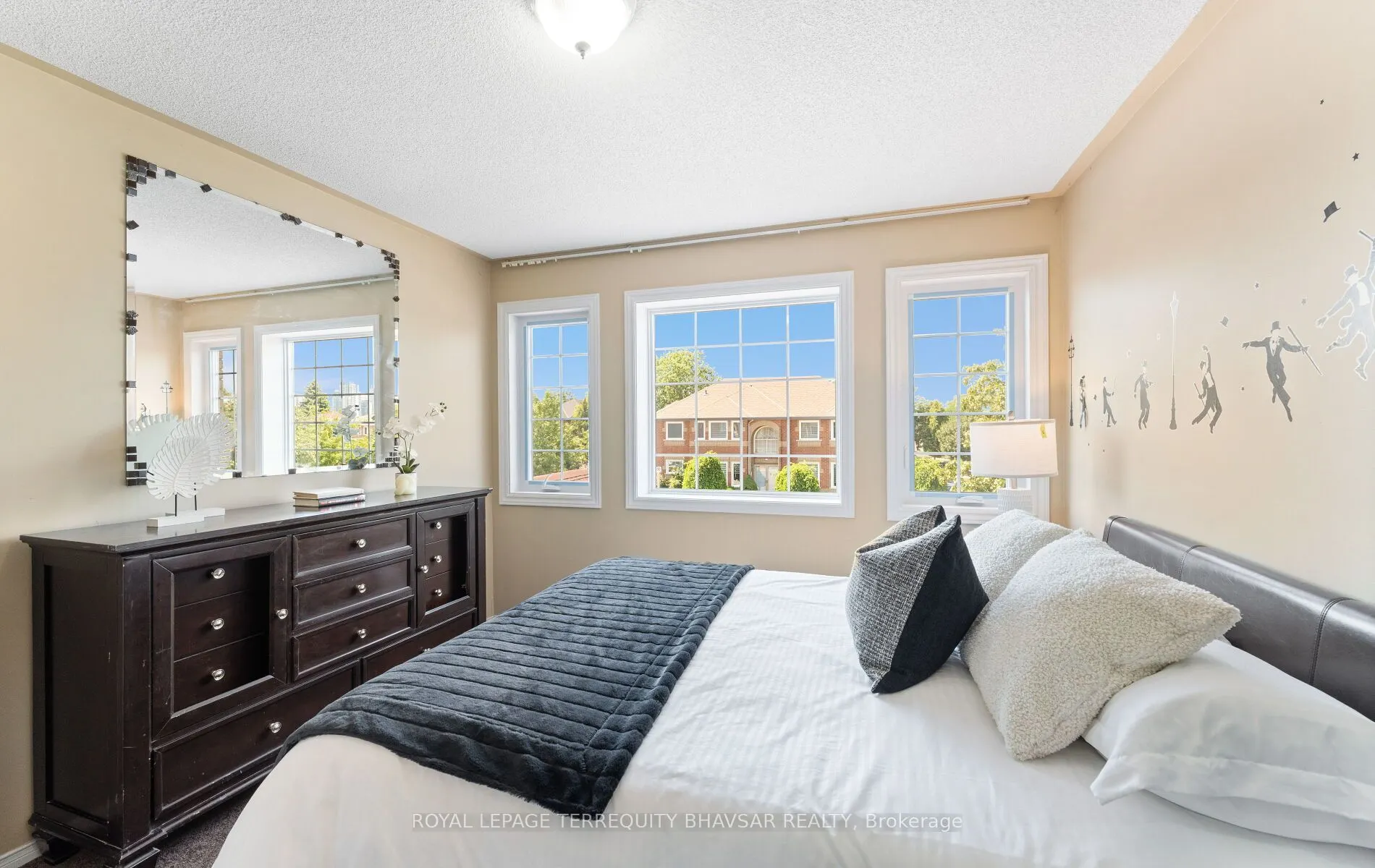 382 Harrowsmith Drive