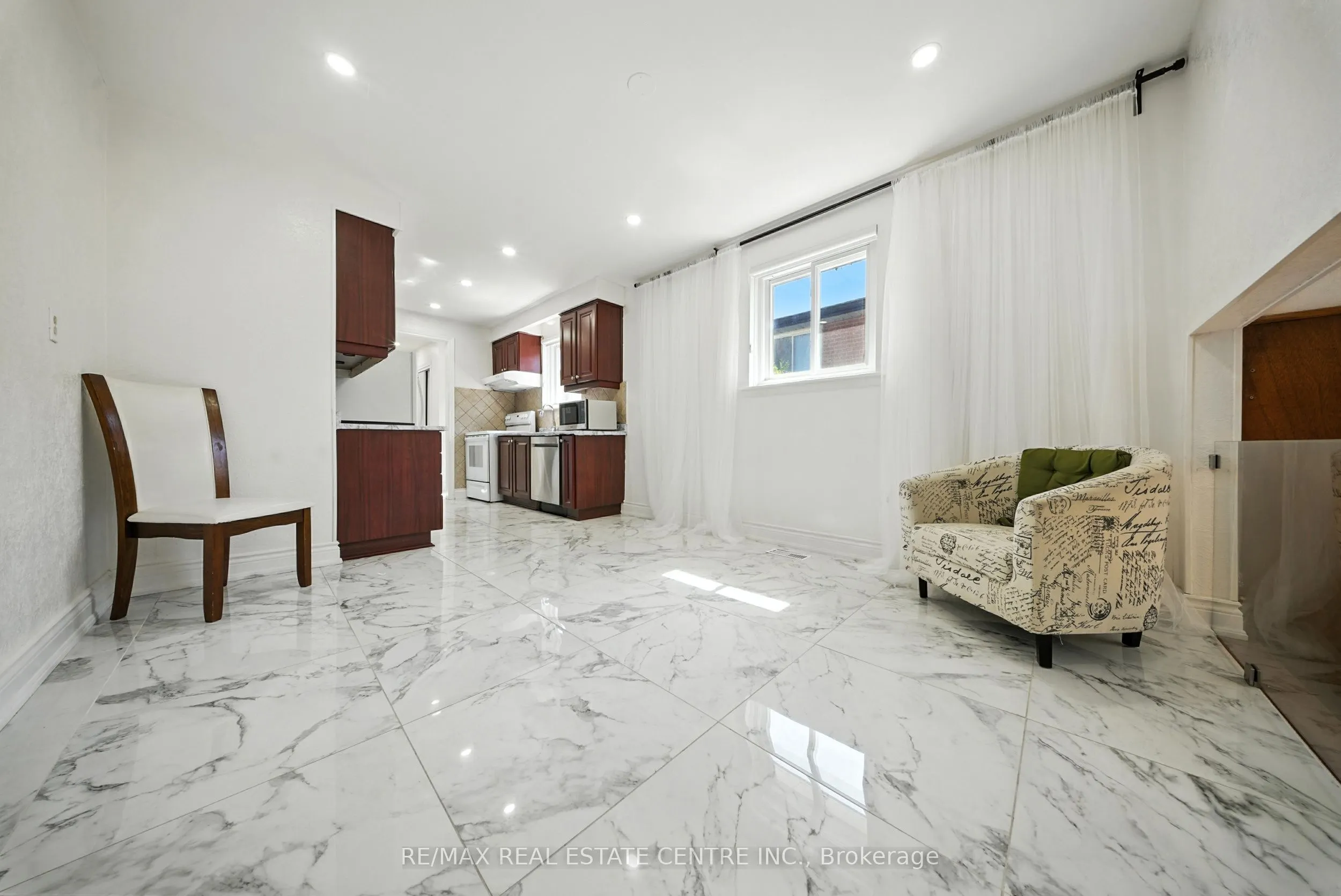764 Eaglemount Crescent