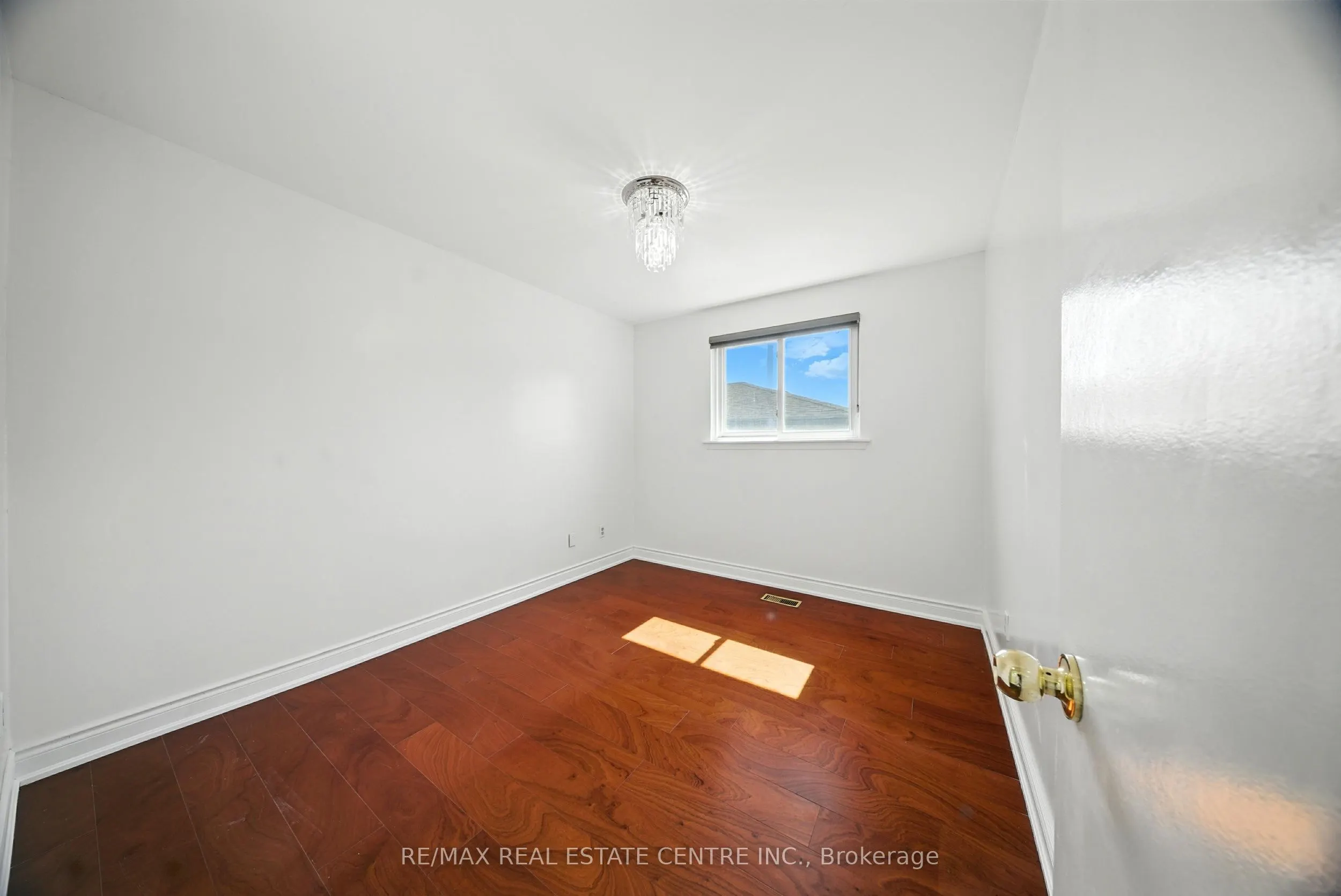 764 Eaglemount Crescent