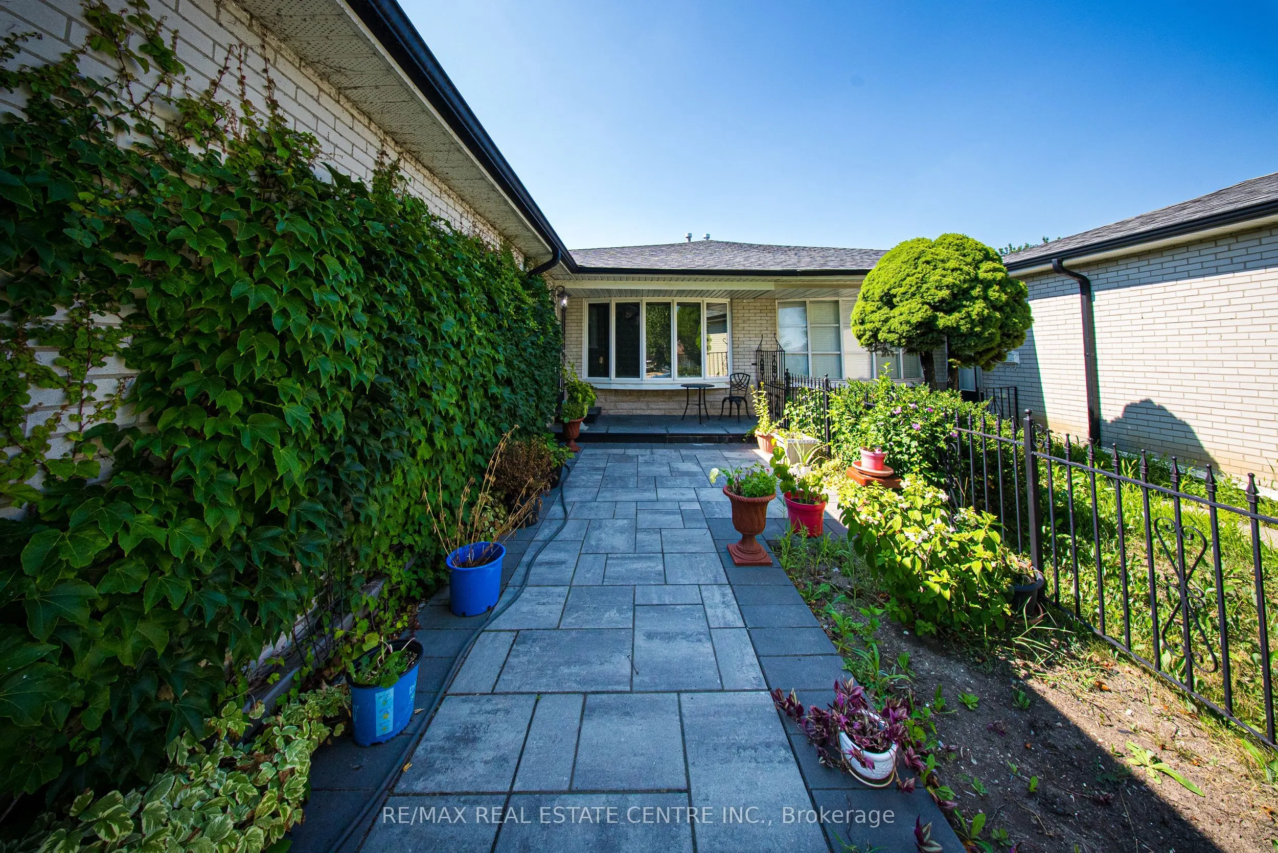 764 Eaglemount Crescent