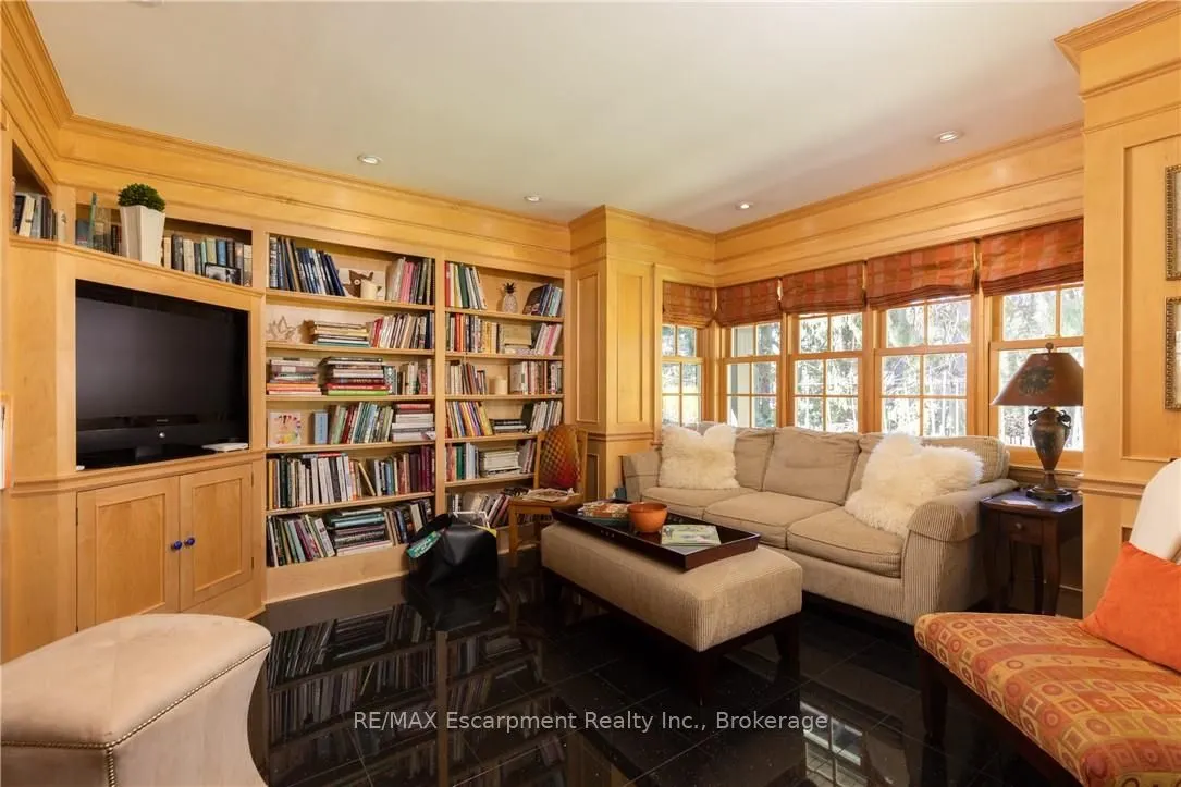 2055 Lakeshore Road E