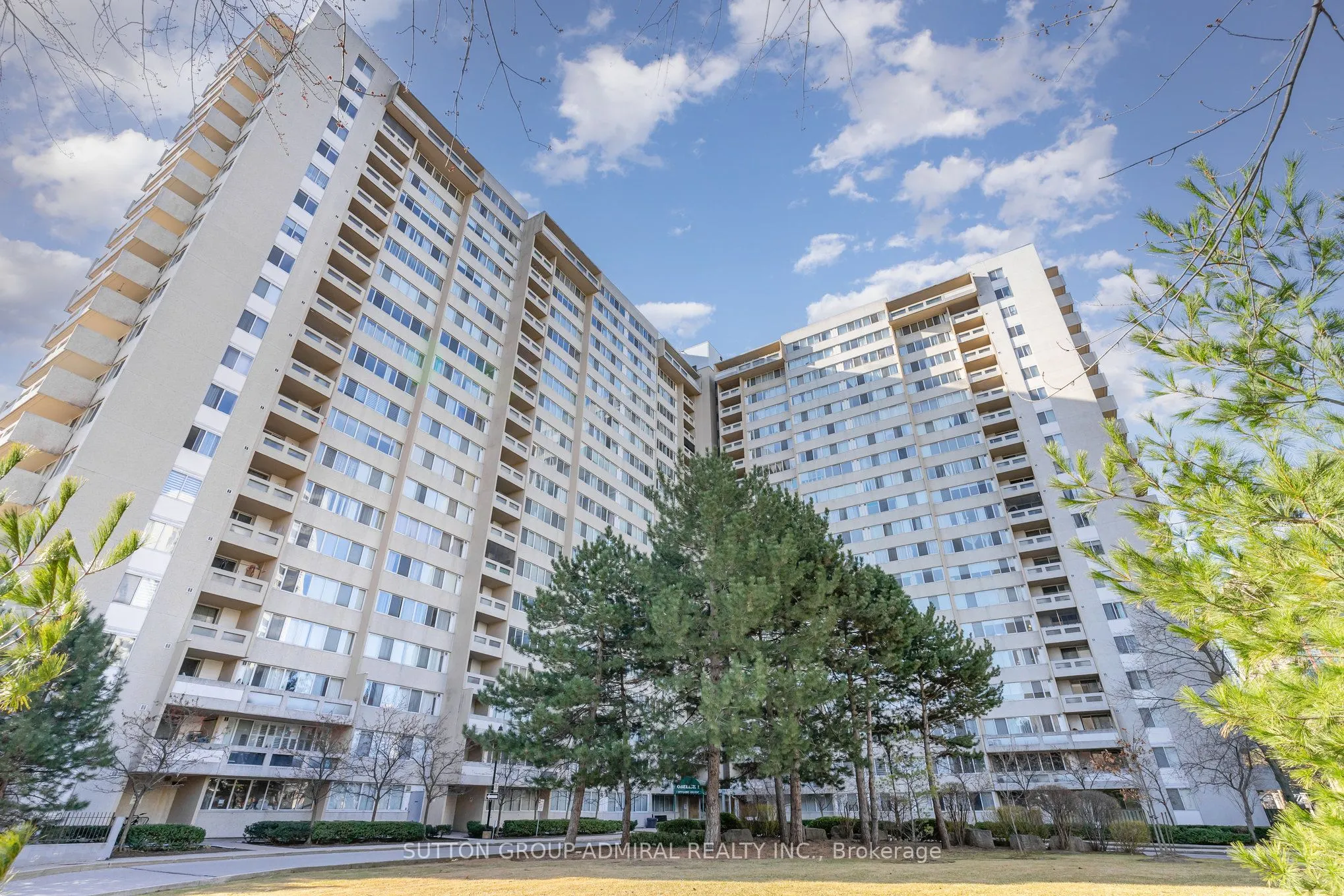 3590 Kaneff Crescent, #1513 (Room 2)