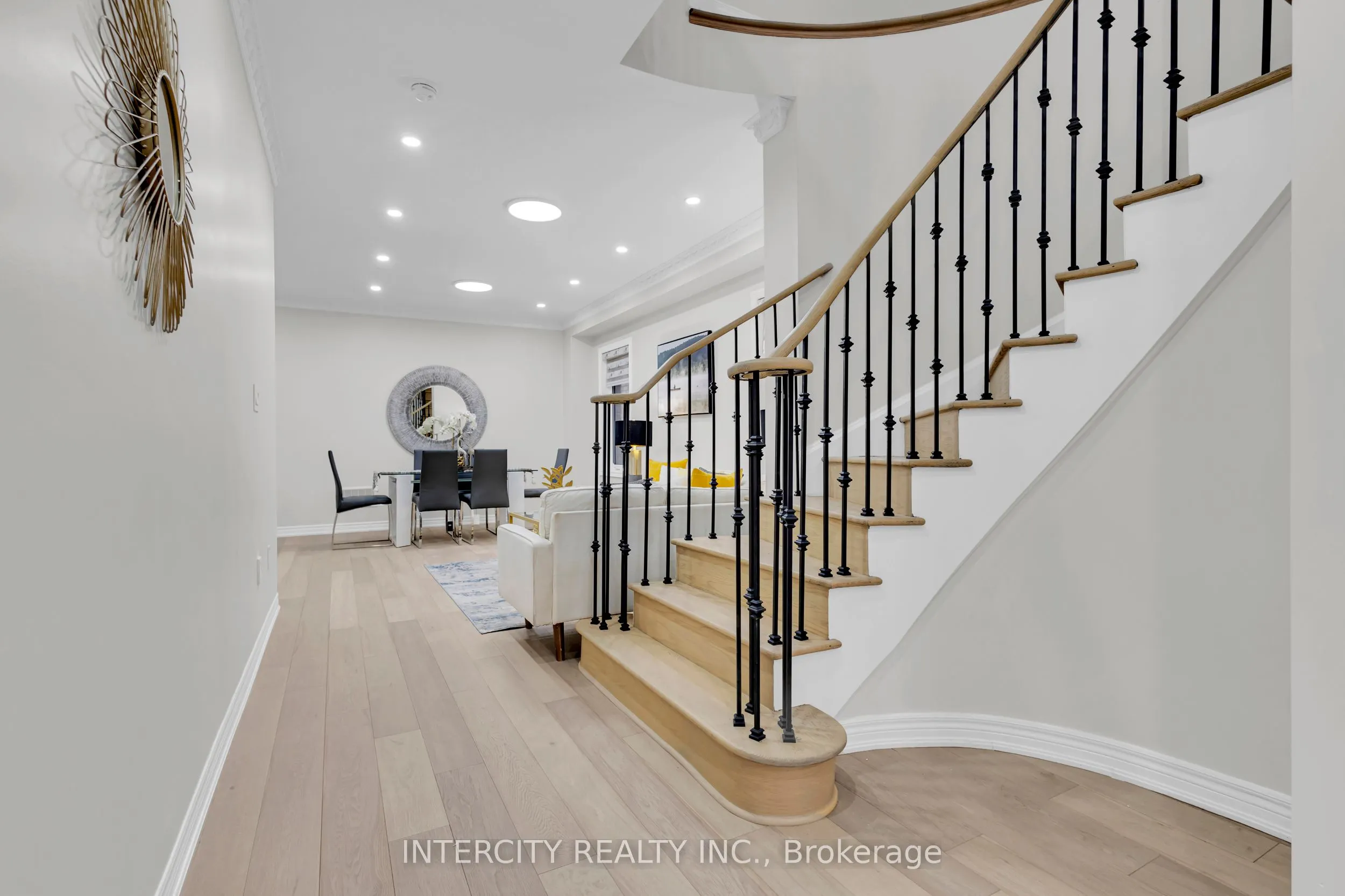 98 Lola Crescent
