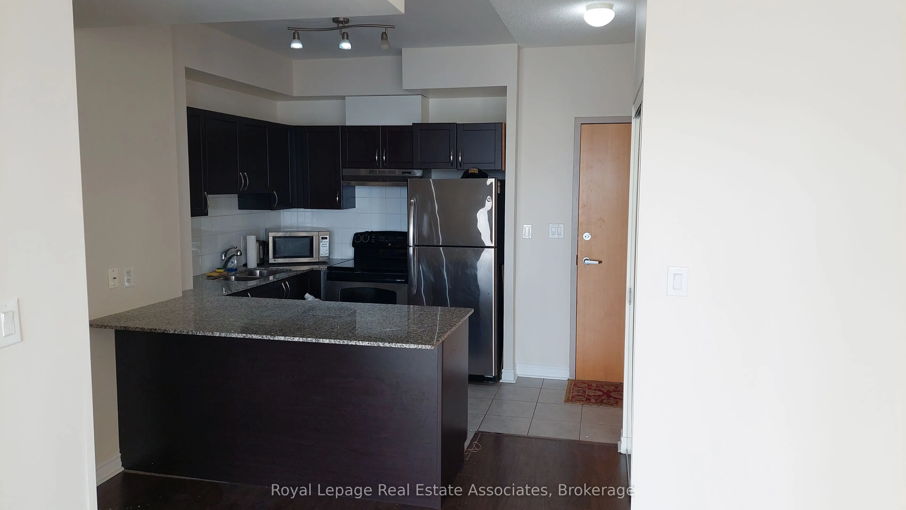 3865 LAKESHORE Boulevard W, #806