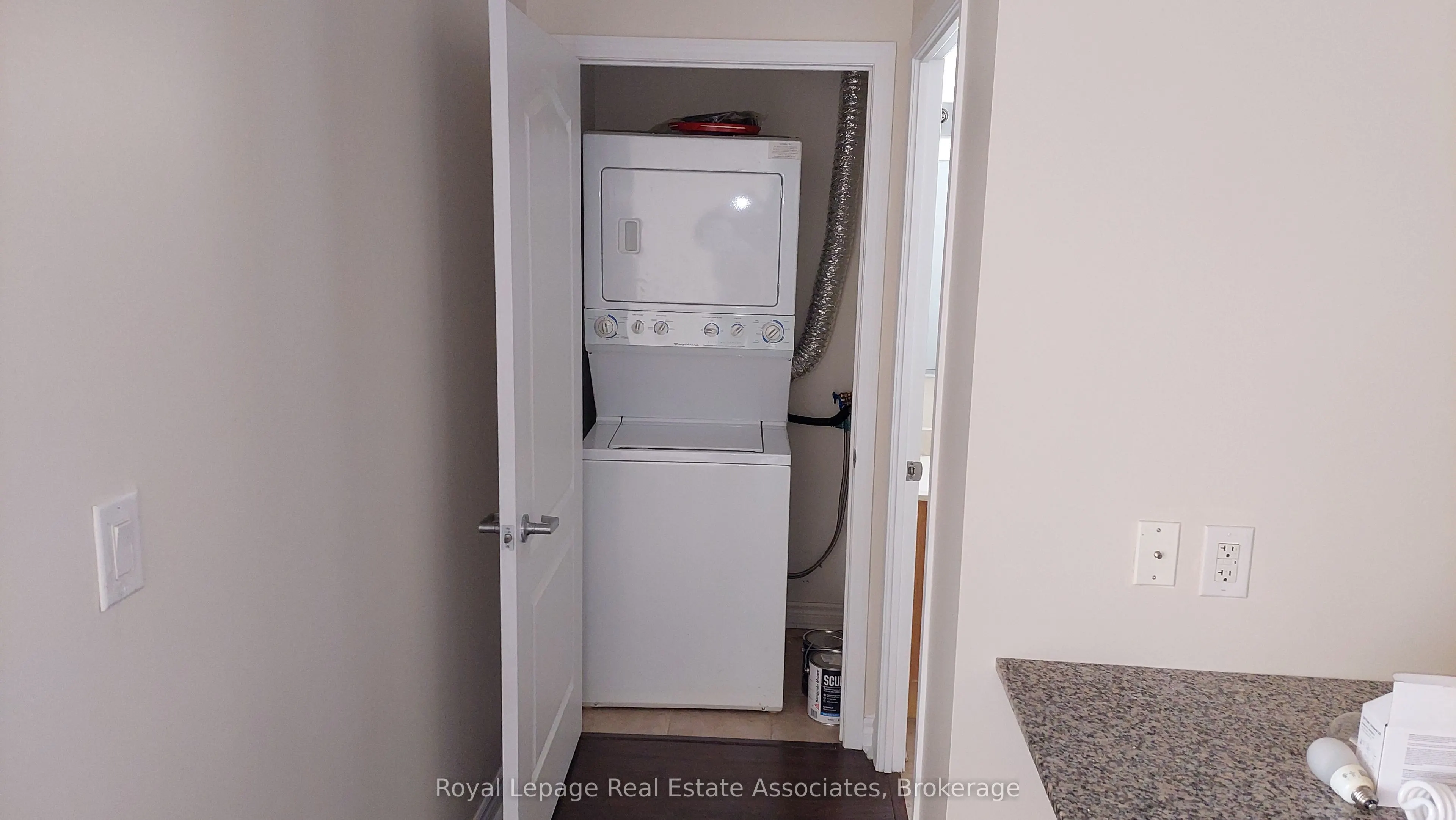3865 LAKESHORE Boulevard W, #806