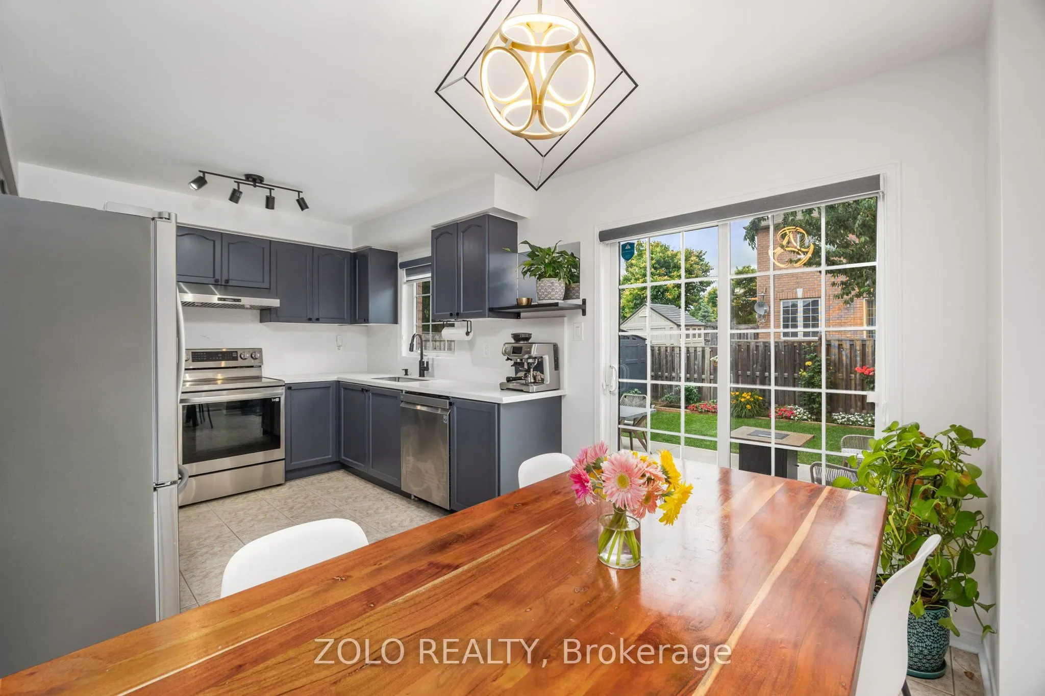 79 Crystalview Crescent S