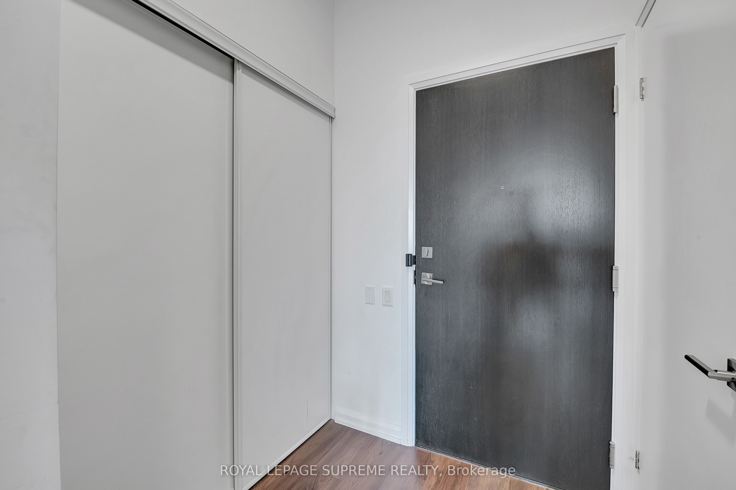 4208 Dundas Street W, #215