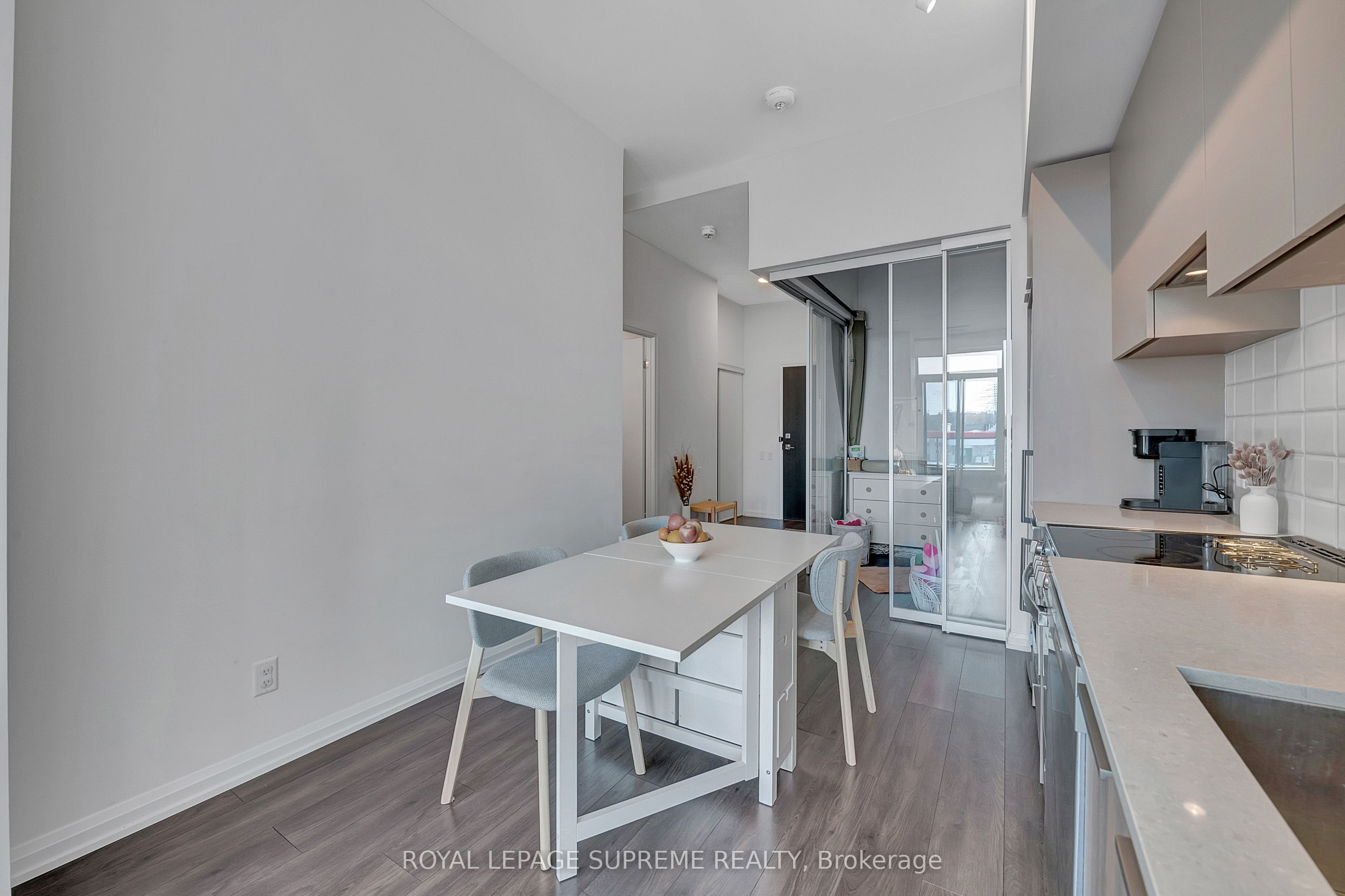 4208 Dundas Street W, #215