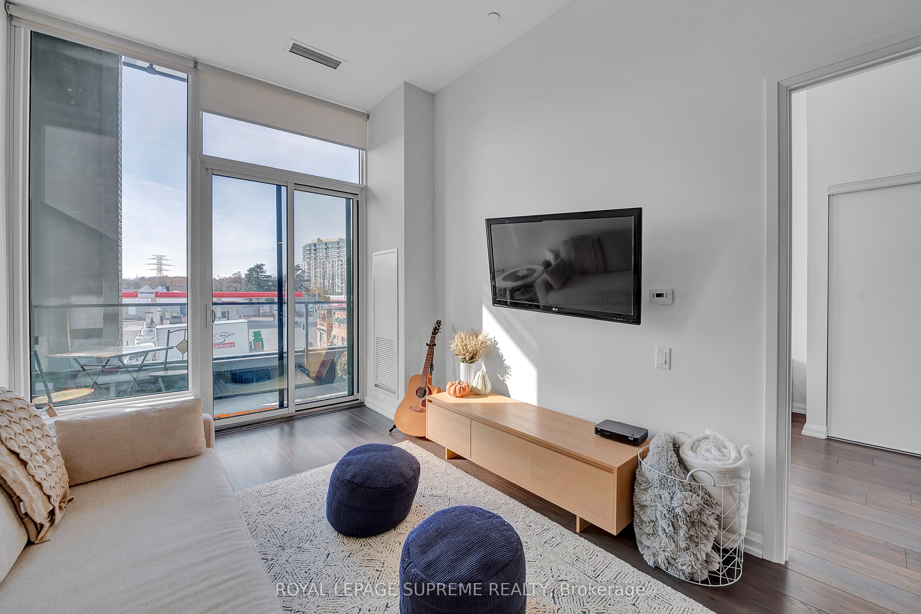 4208 Dundas Street W, #215