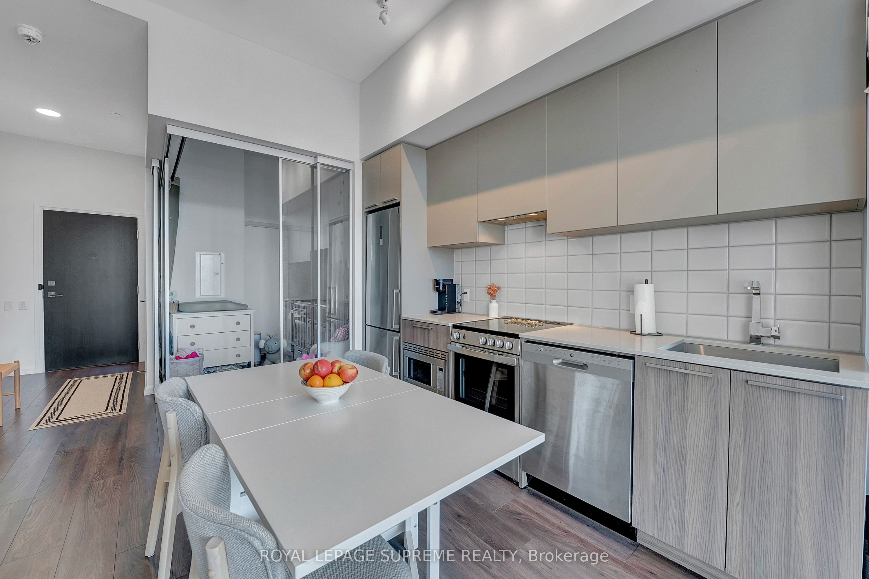 4208 Dundas Street W, #215