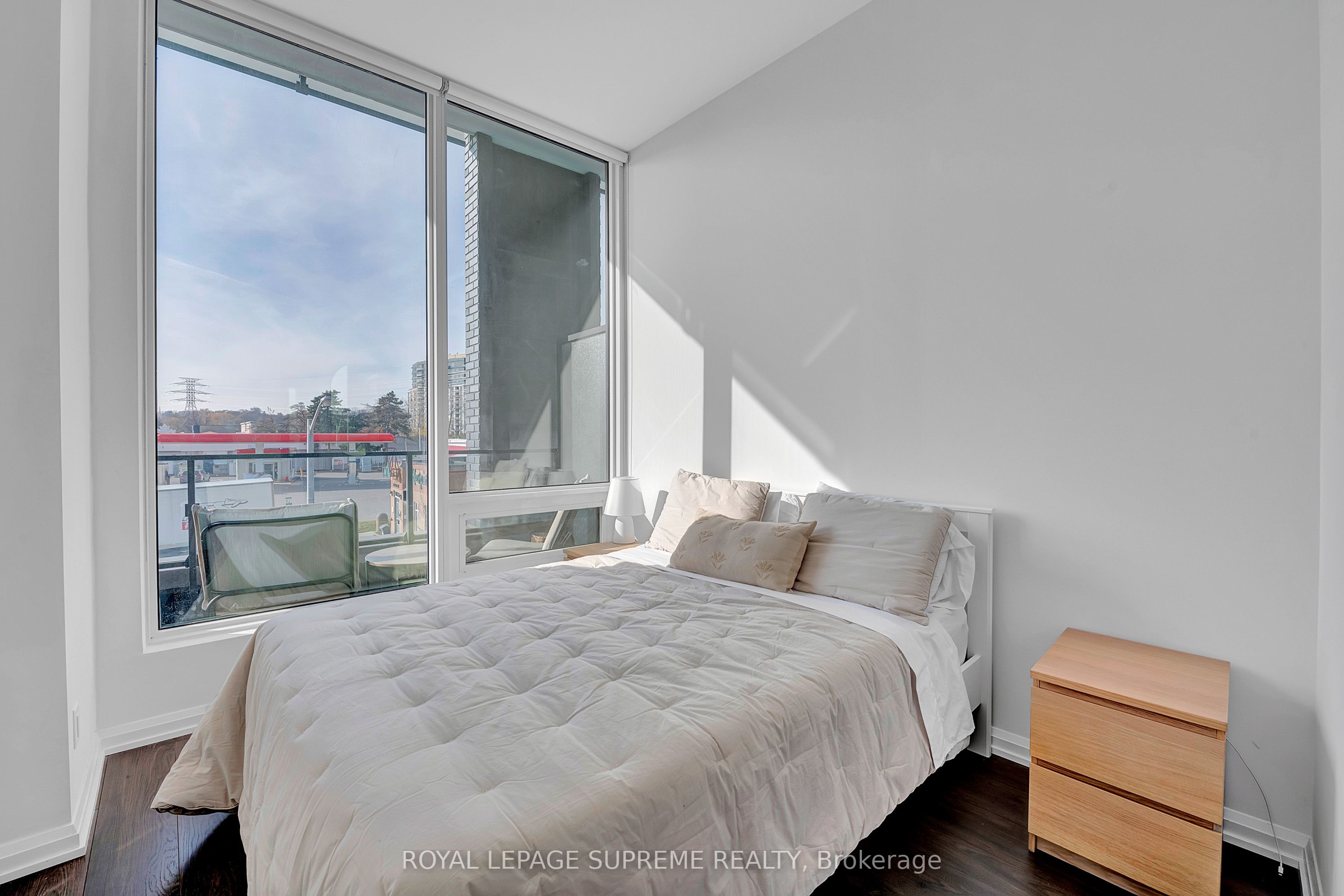 4208 Dundas Street W, #215