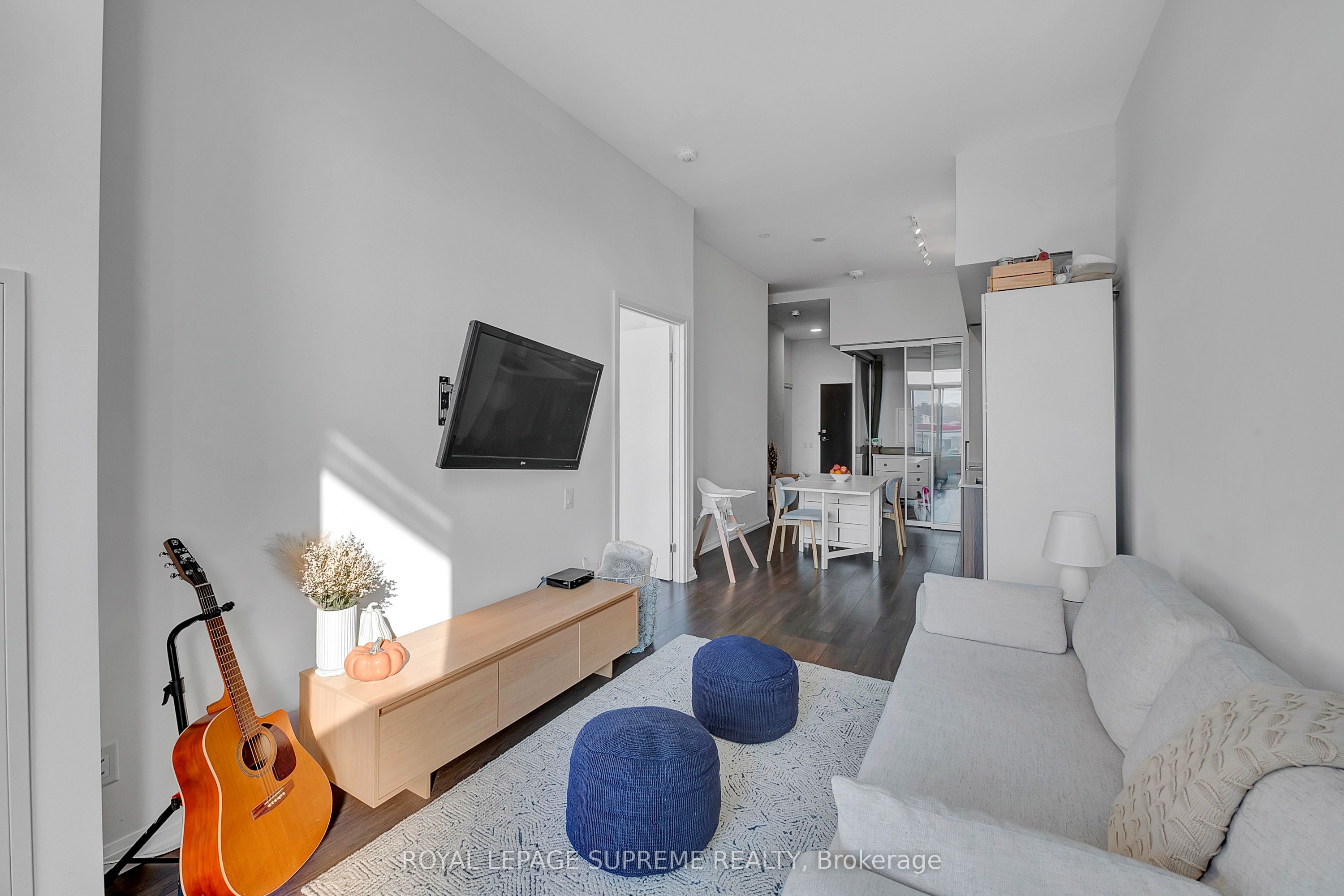 4208 Dundas Street W, #215