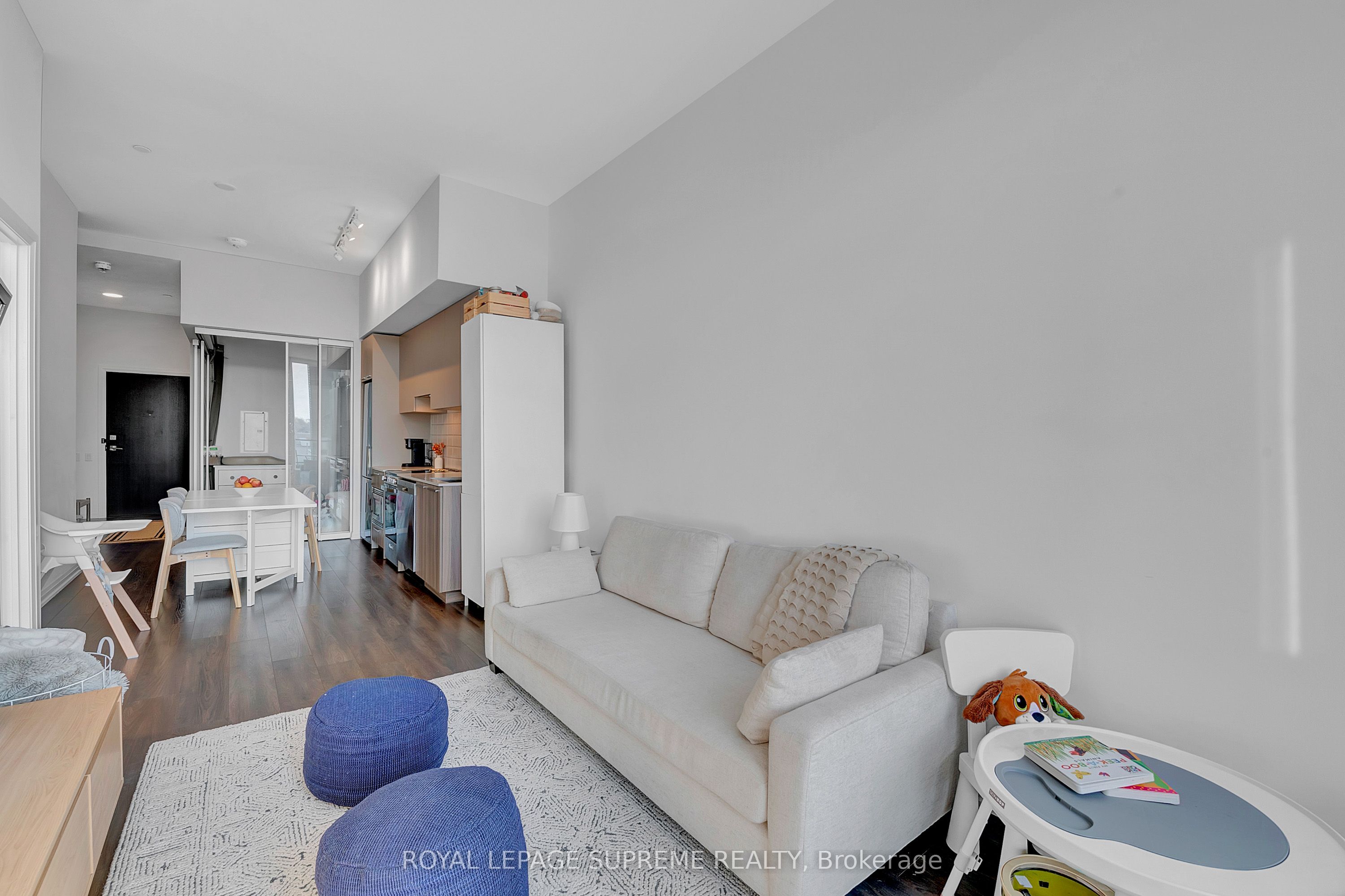 4208 Dundas Street W, #215