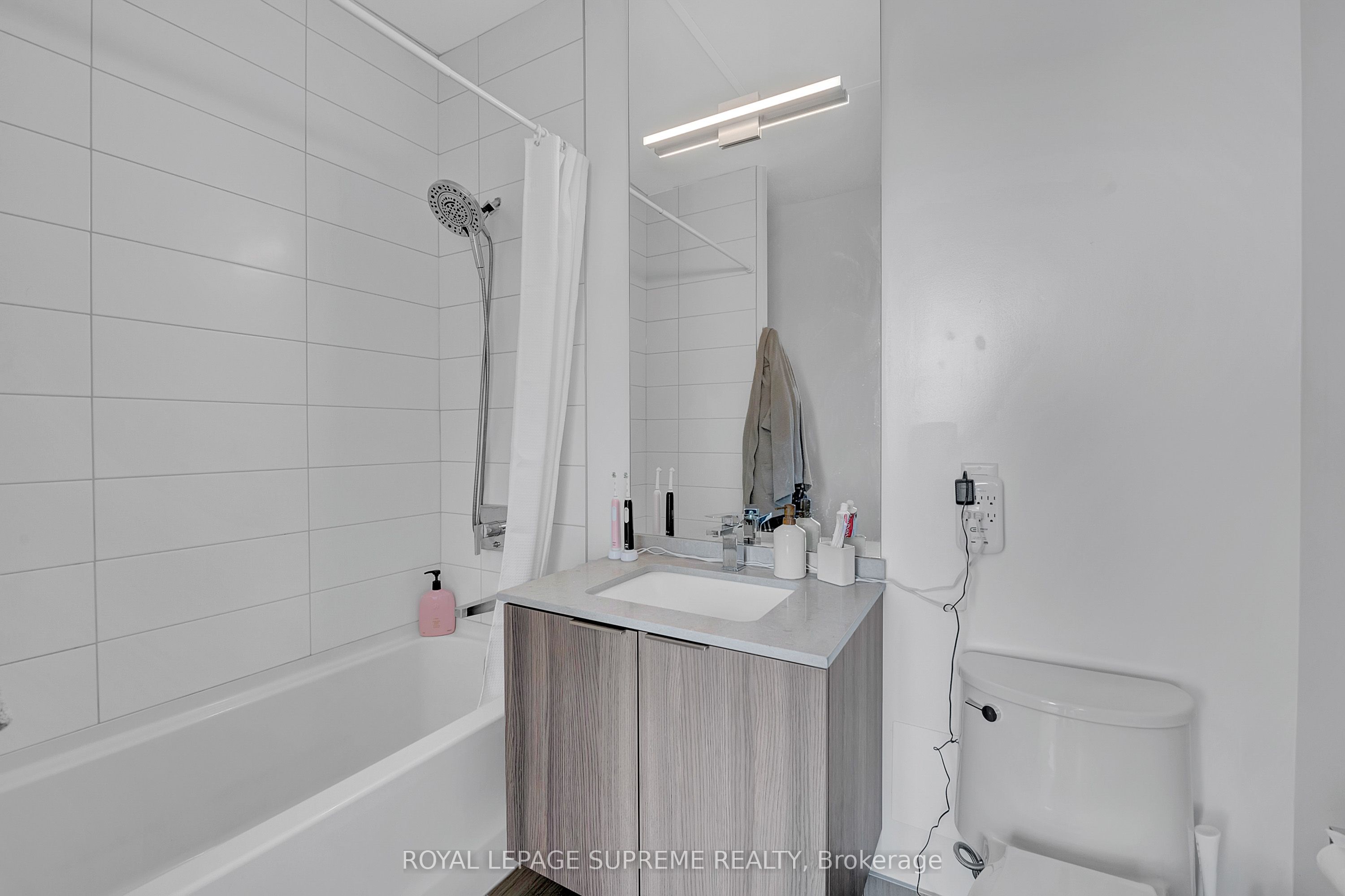 4208 Dundas Street W, #215