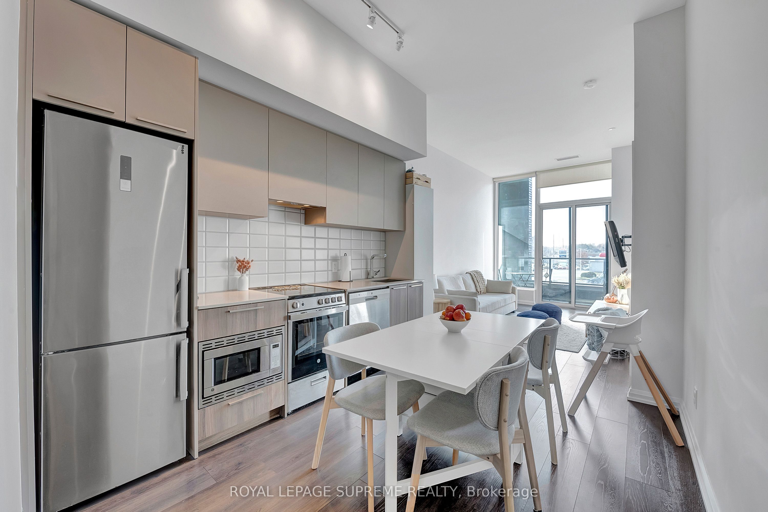 4208 Dundas Street W, #215