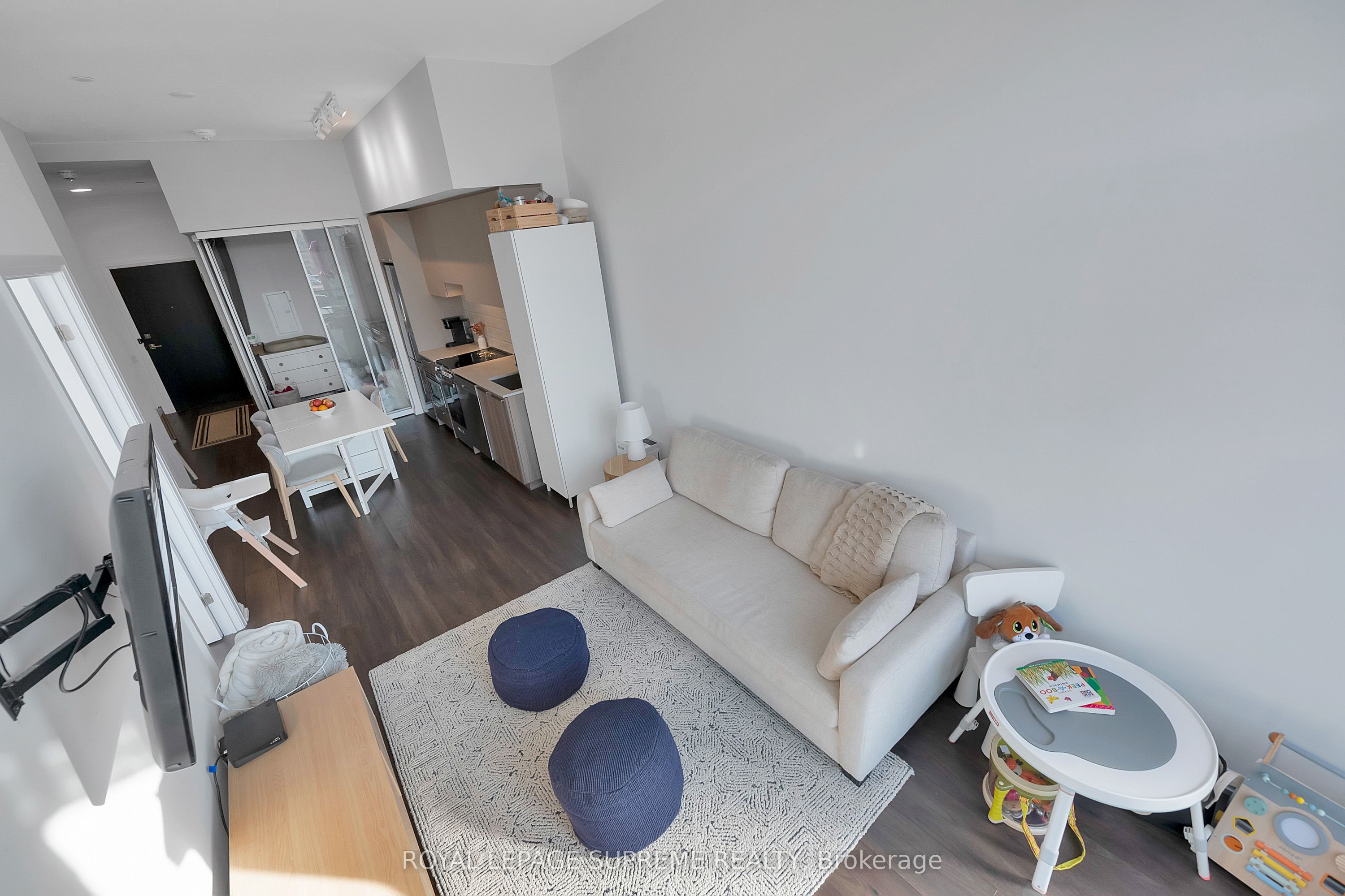 4208 Dundas Street W, #215