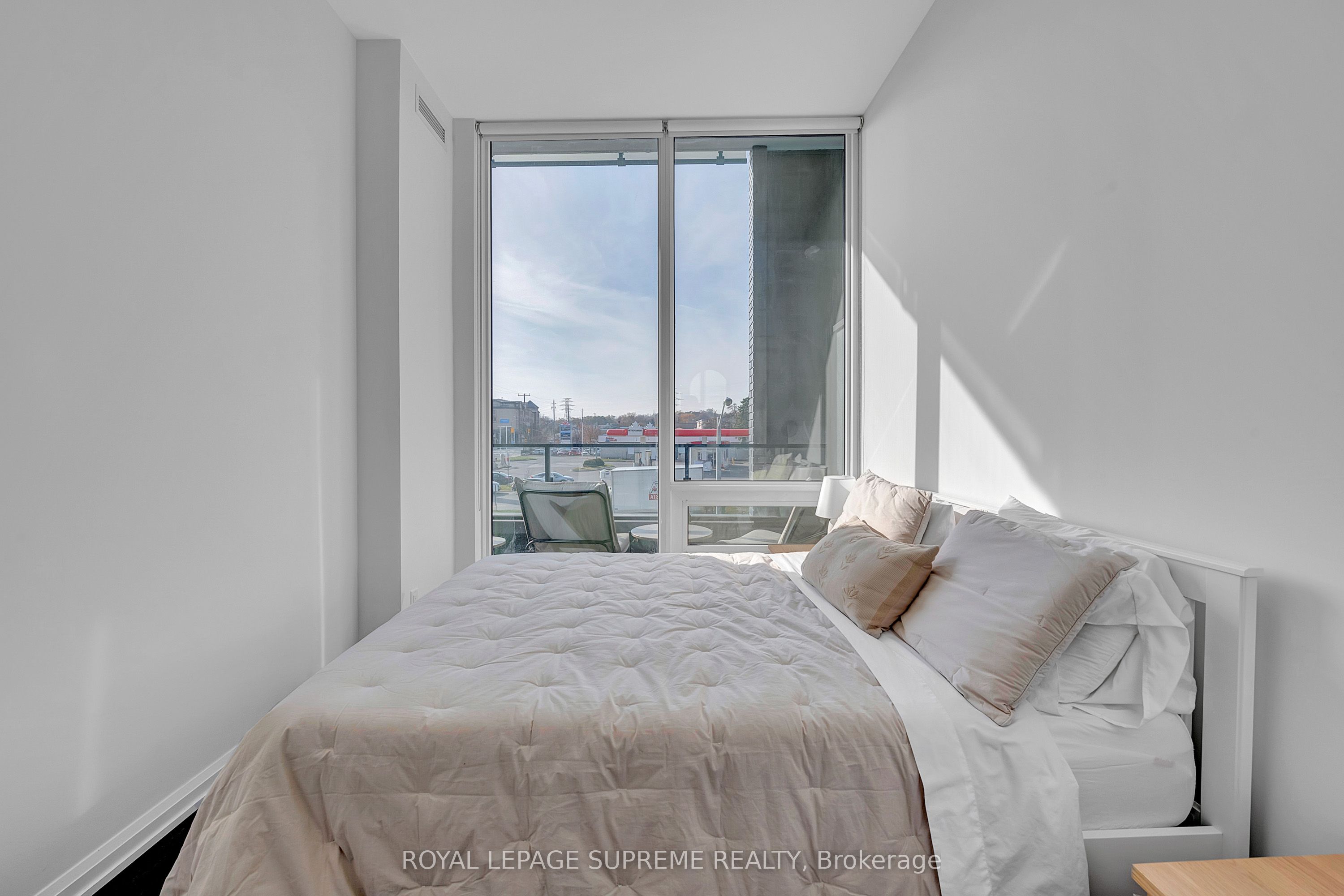 4208 Dundas Street W, #215