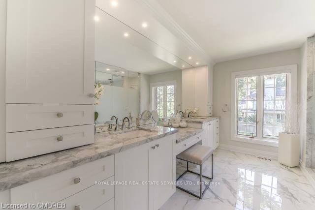 16 Ennisclare Drive W