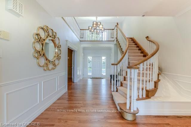 16 Ennisclare Drive W