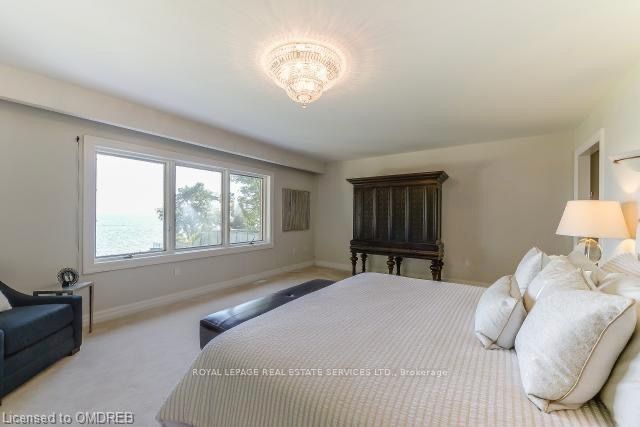 16 Ennisclare Drive W