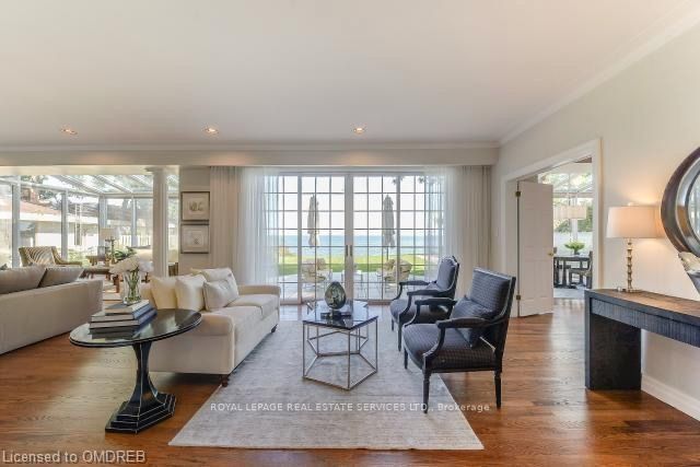 16 Ennisclare Drive W