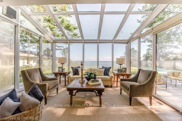 16 Ennisclare Drive W