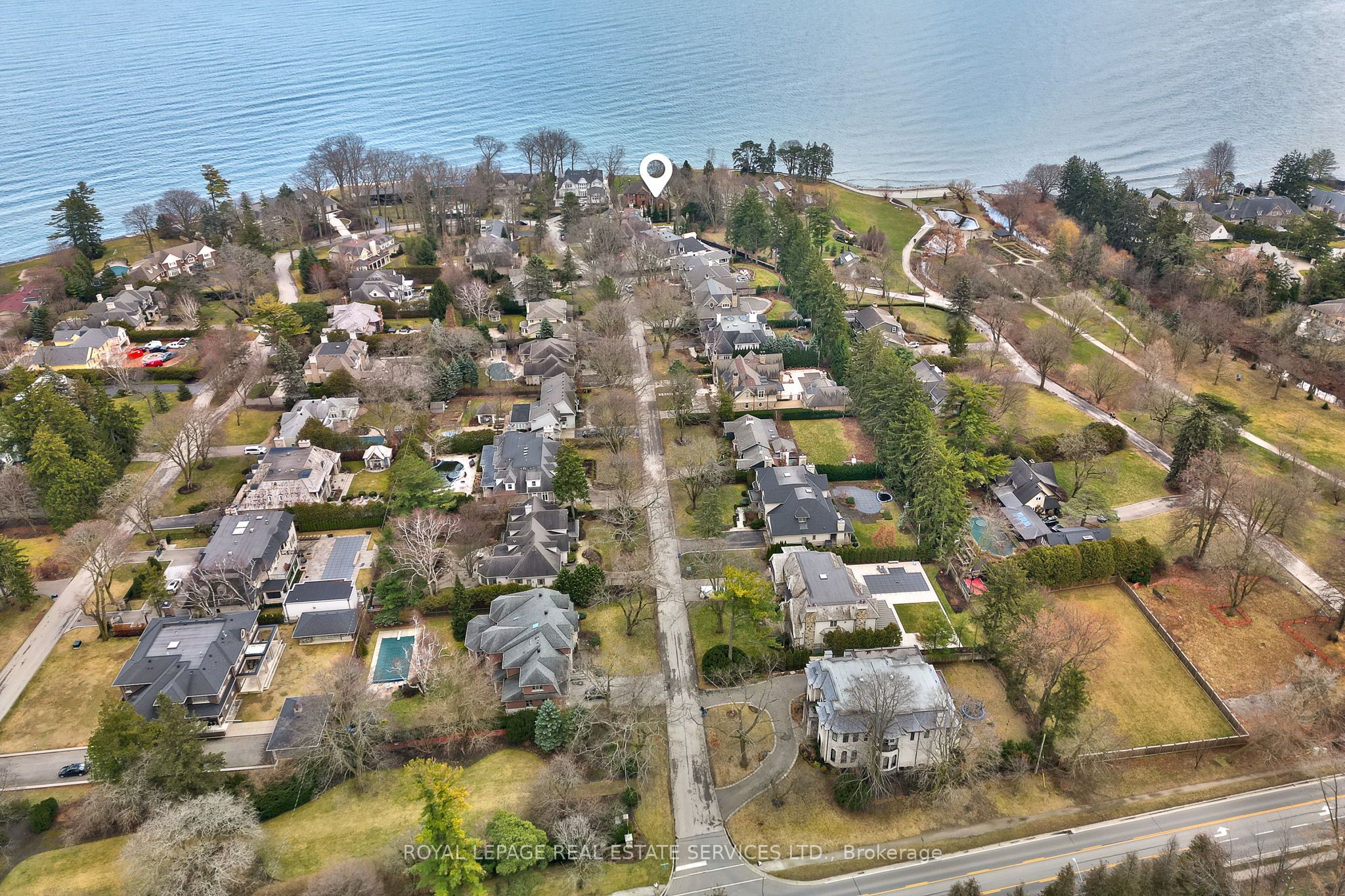 16 Ennisclare Drive W