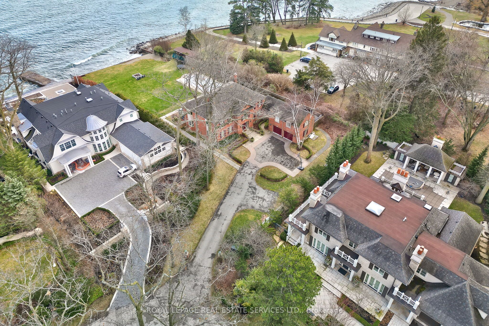 16 Ennisclare Drive W