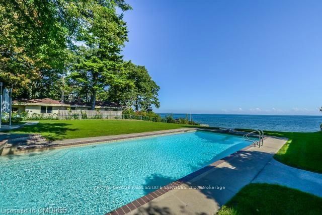 16 Ennisclare Drive W