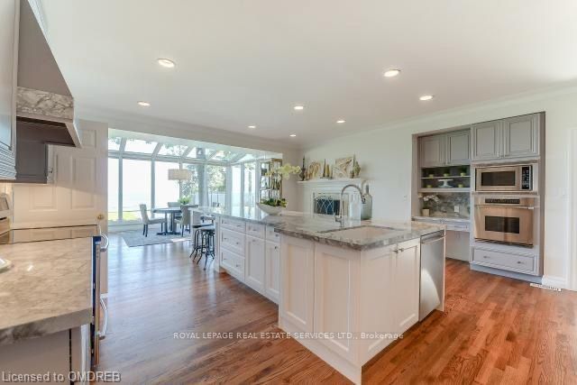 16 Ennisclare Drive W