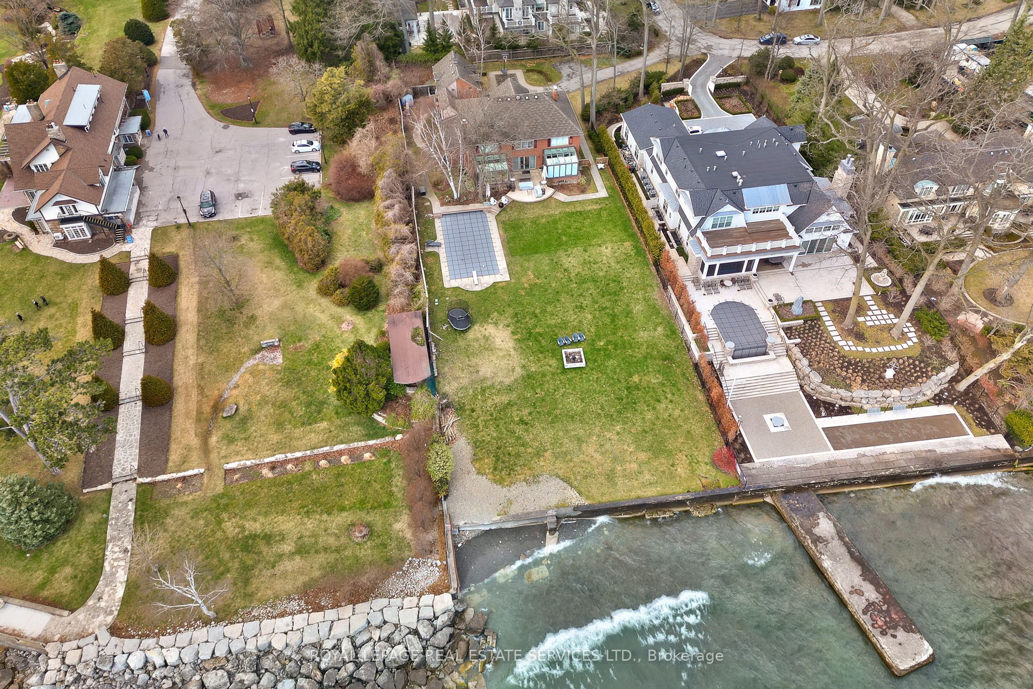 16 Ennisclare Drive W