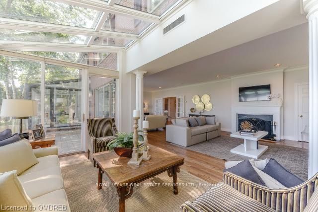 16 Ennisclare Drive W