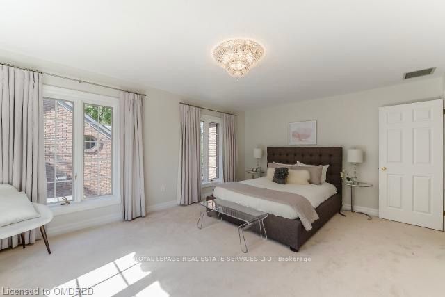 16 Ennisclare Drive W