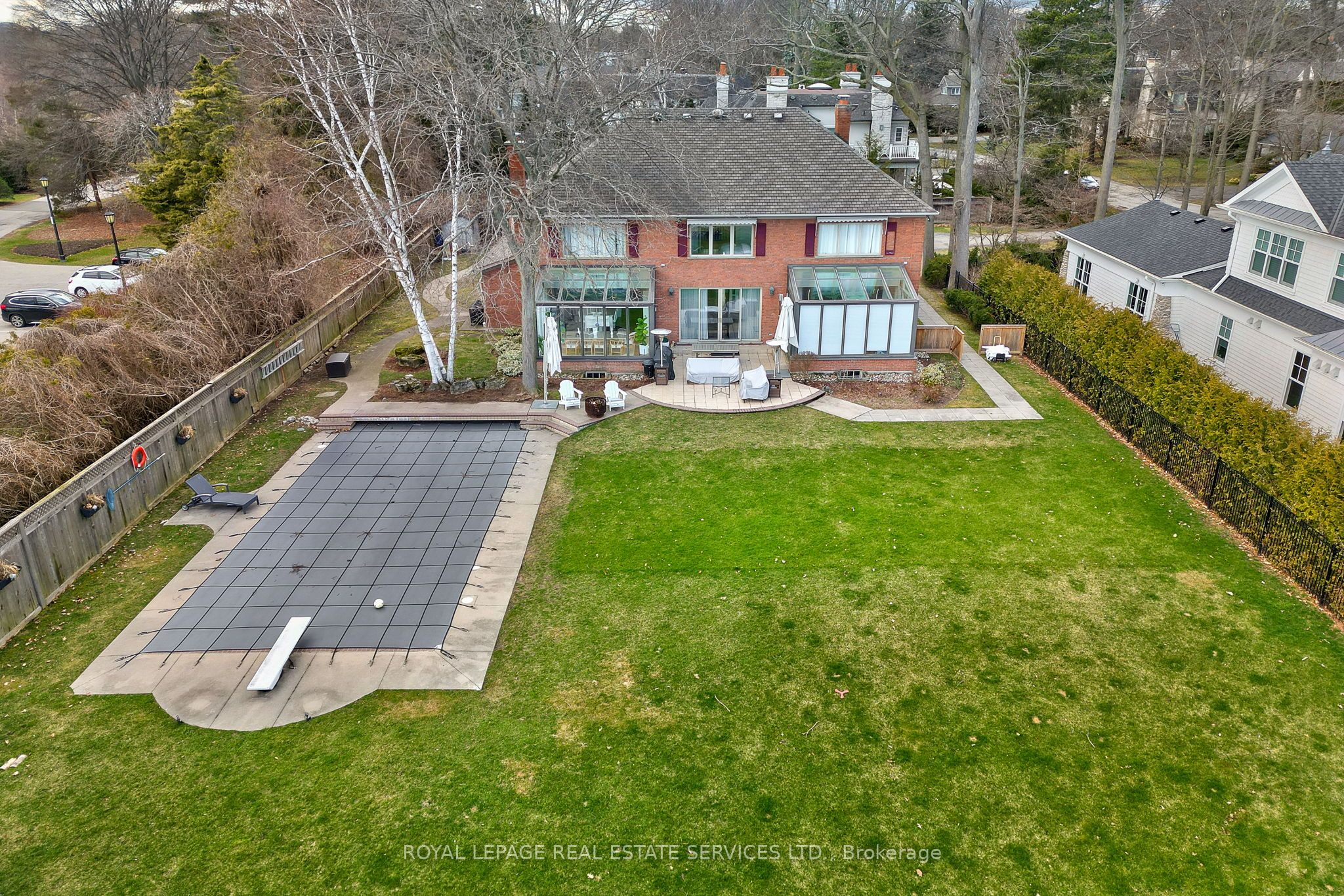 16 Ennisclare Drive W