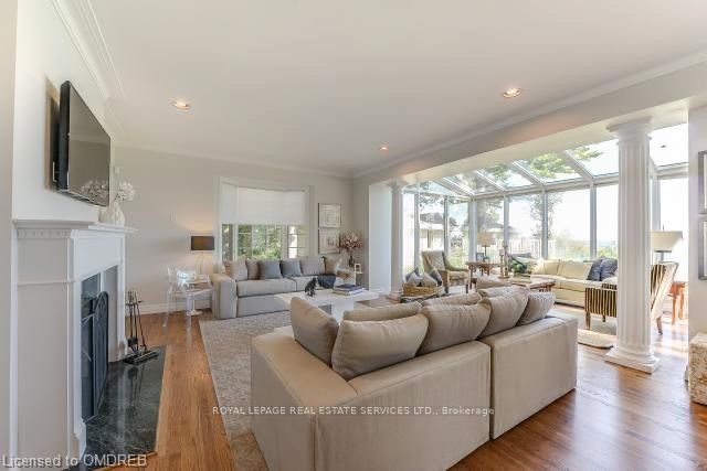 16 Ennisclare Drive W