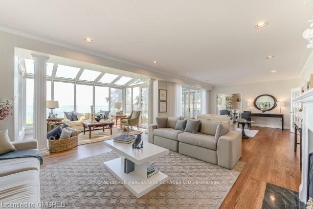 16 Ennisclare Drive W