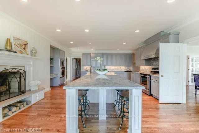 16 Ennisclare Drive W