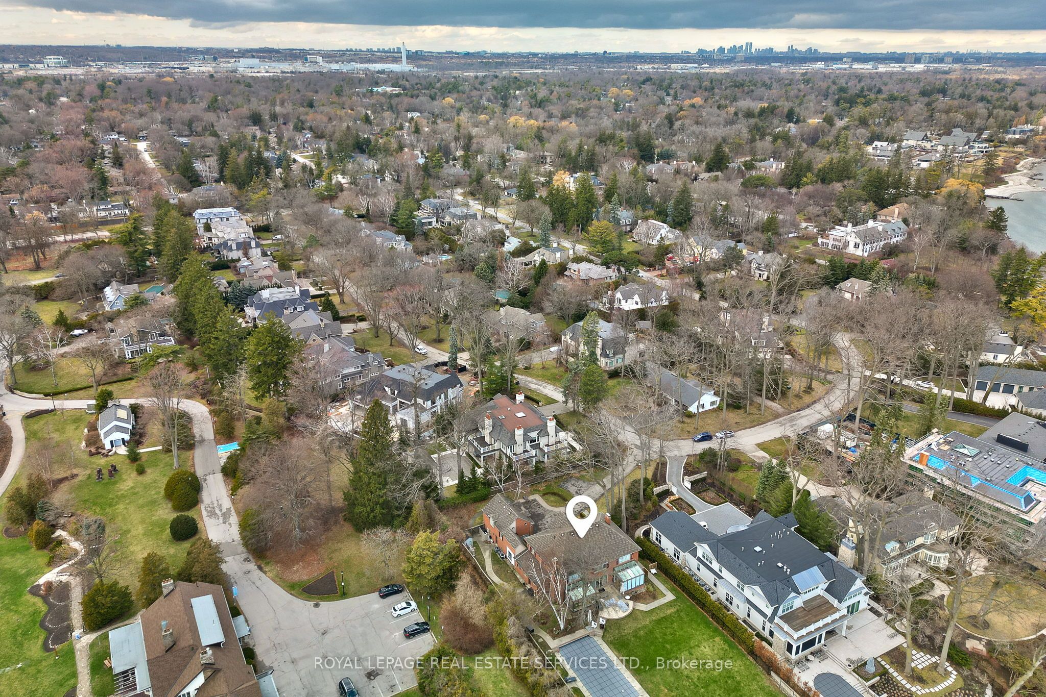 16 Ennisclare Drive W