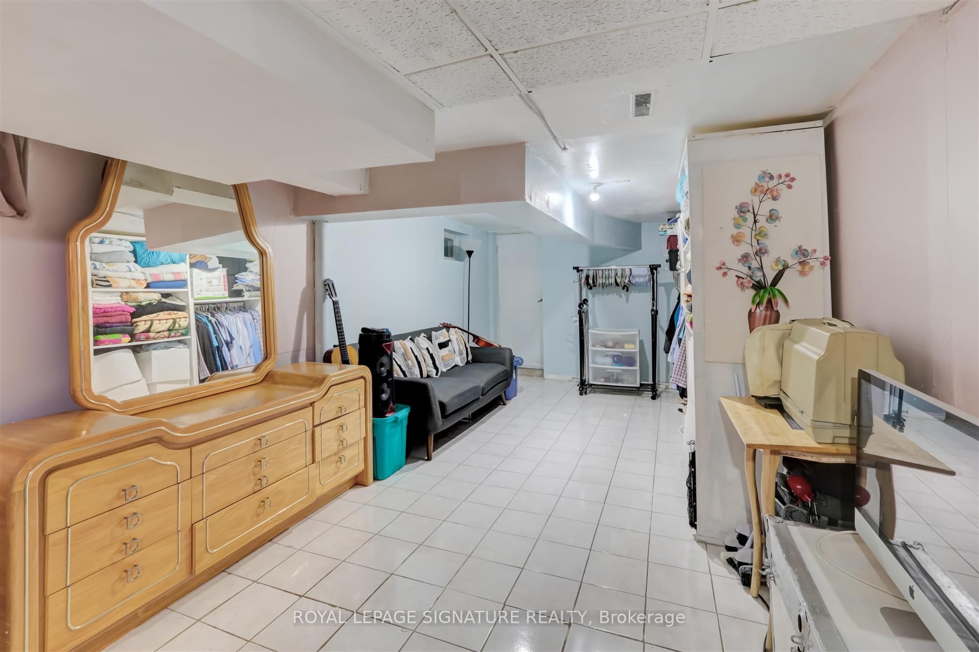 3142 Dundas Street W