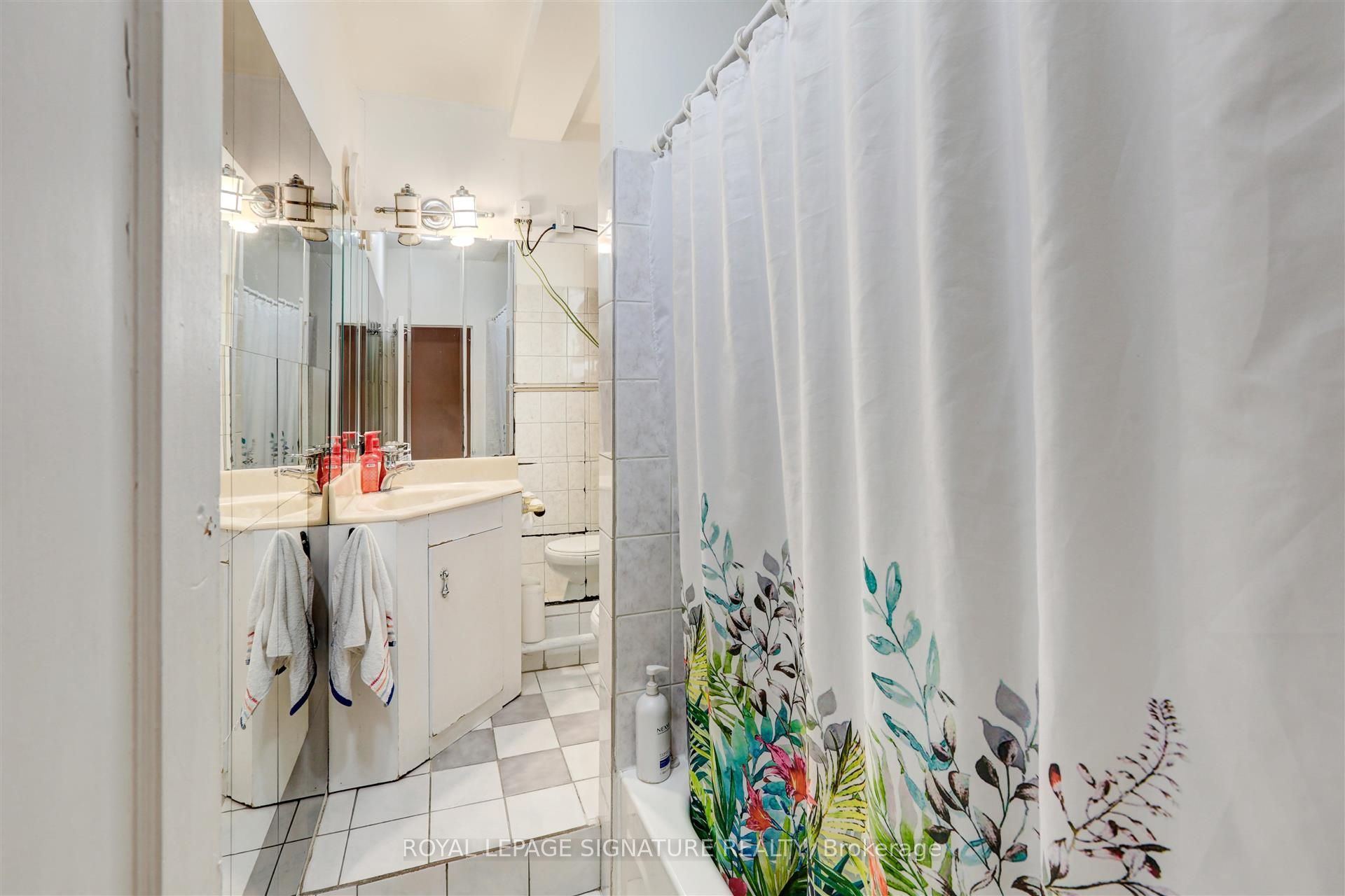 3142 Dundas Street W