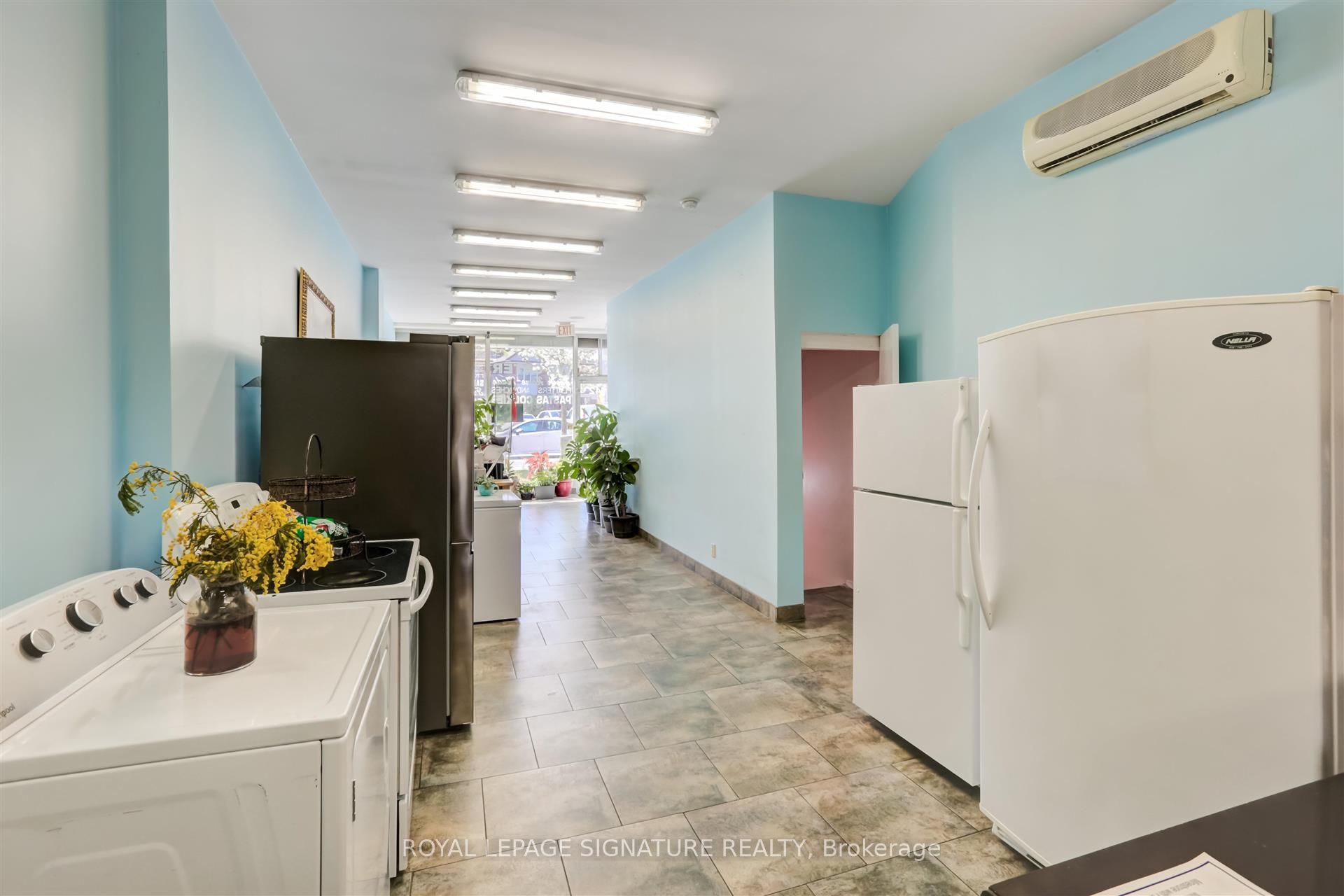 3142 Dundas Street W