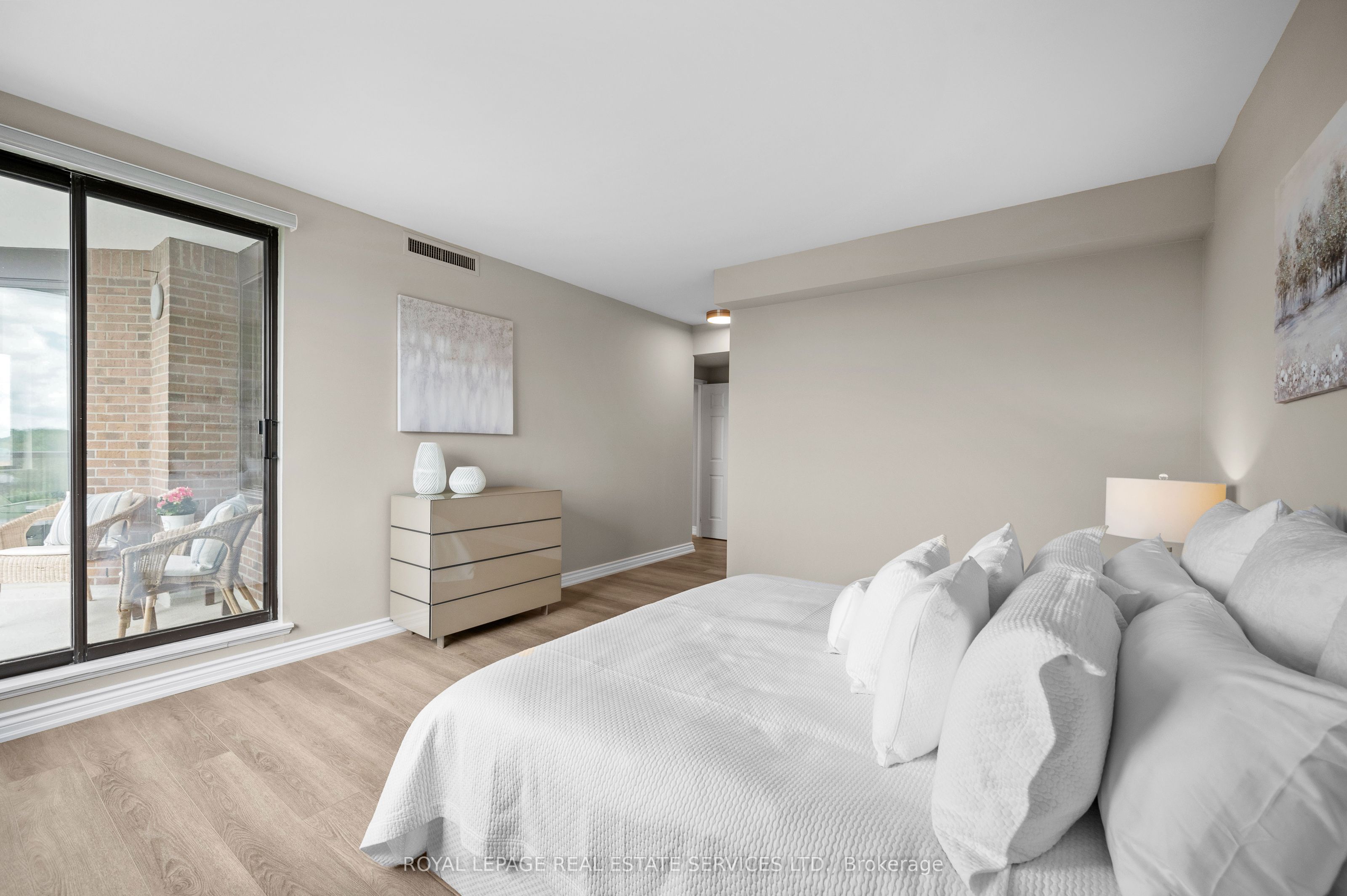 100 Lakeshore Road E, #1104