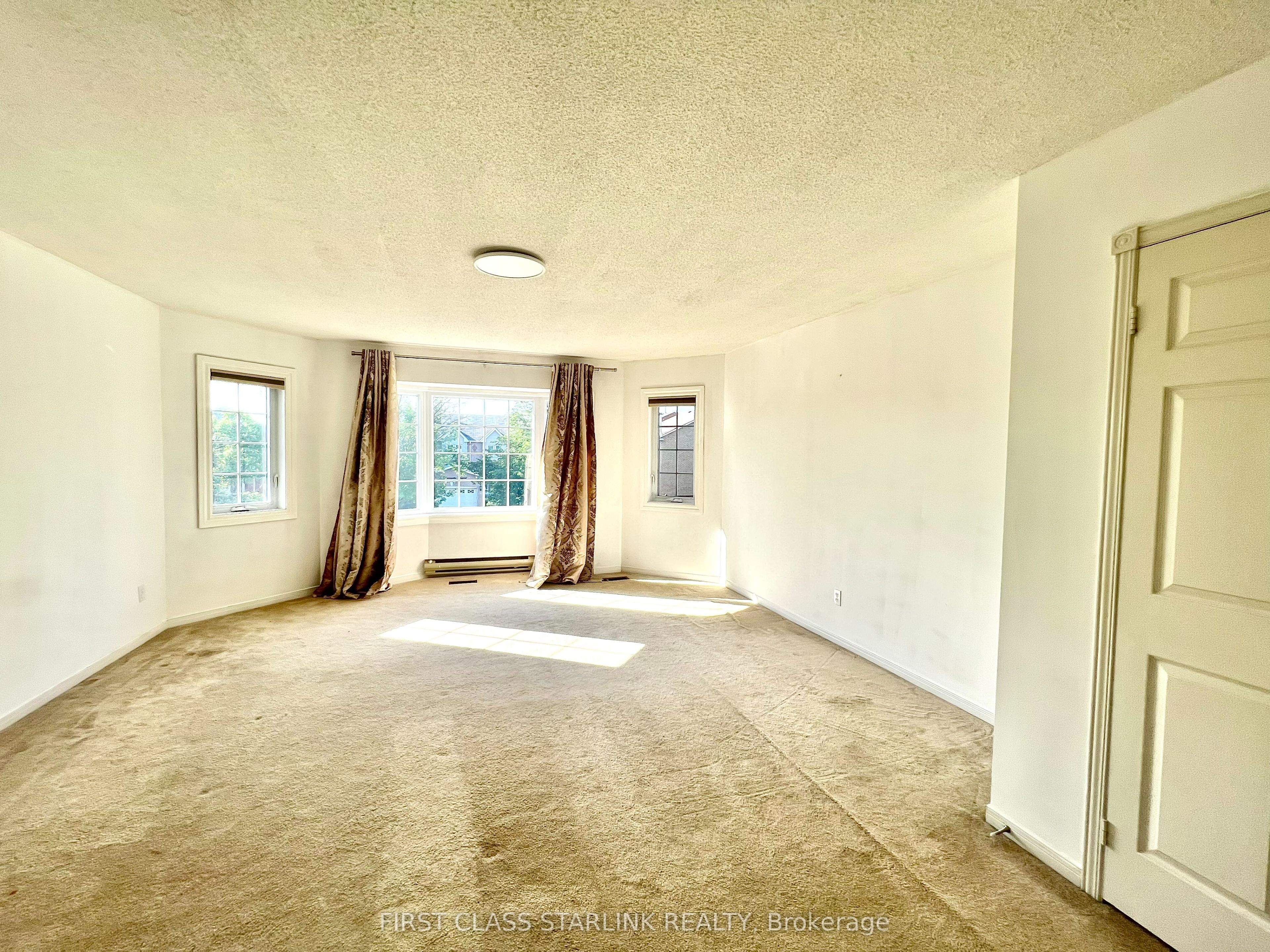 1048 Charminster Crescent, #Upper