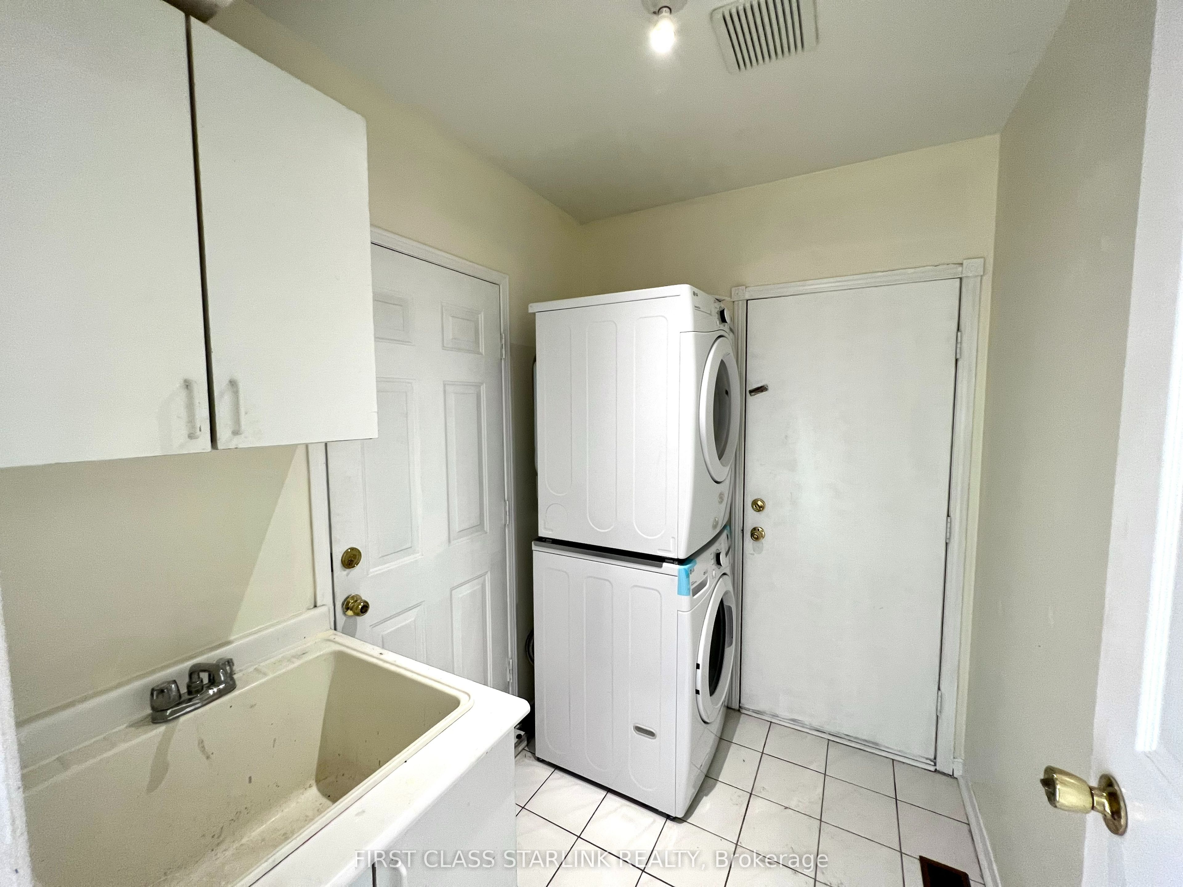 1048 Charminster Crescent, #Upper