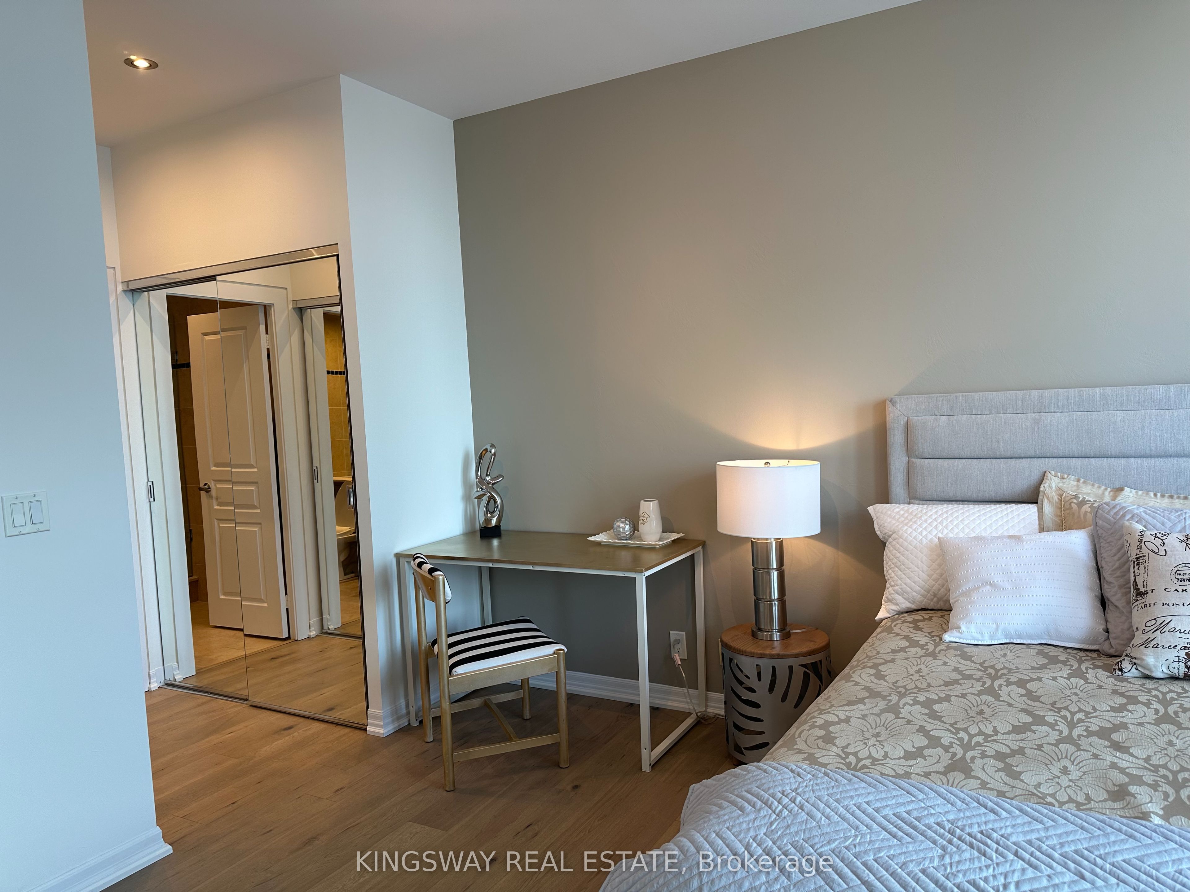 220 Burnhamthorpe Road W #3404