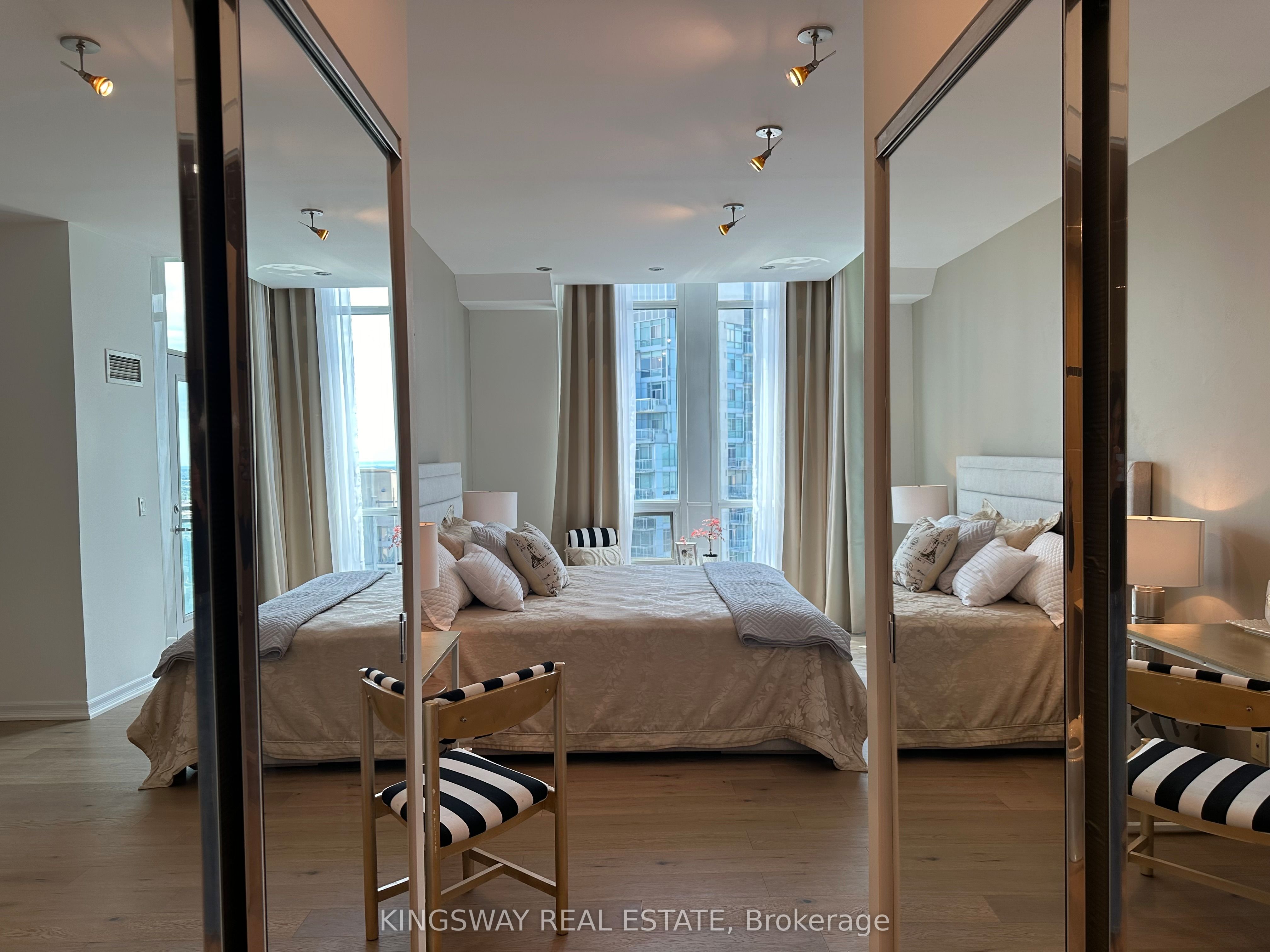 220 Burnhamthorpe Road W #3404