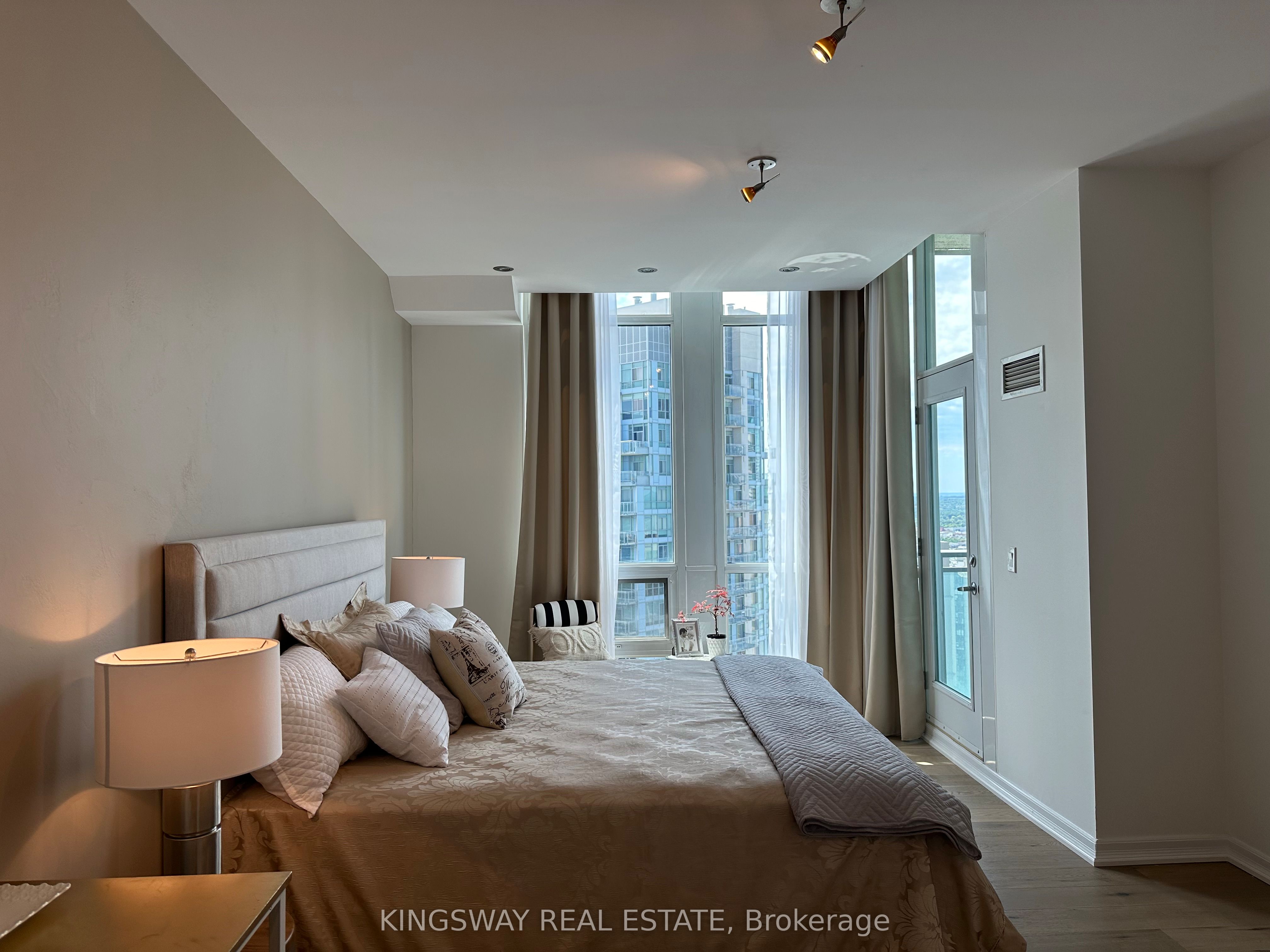 220 Burnhamthorpe Road W #3404